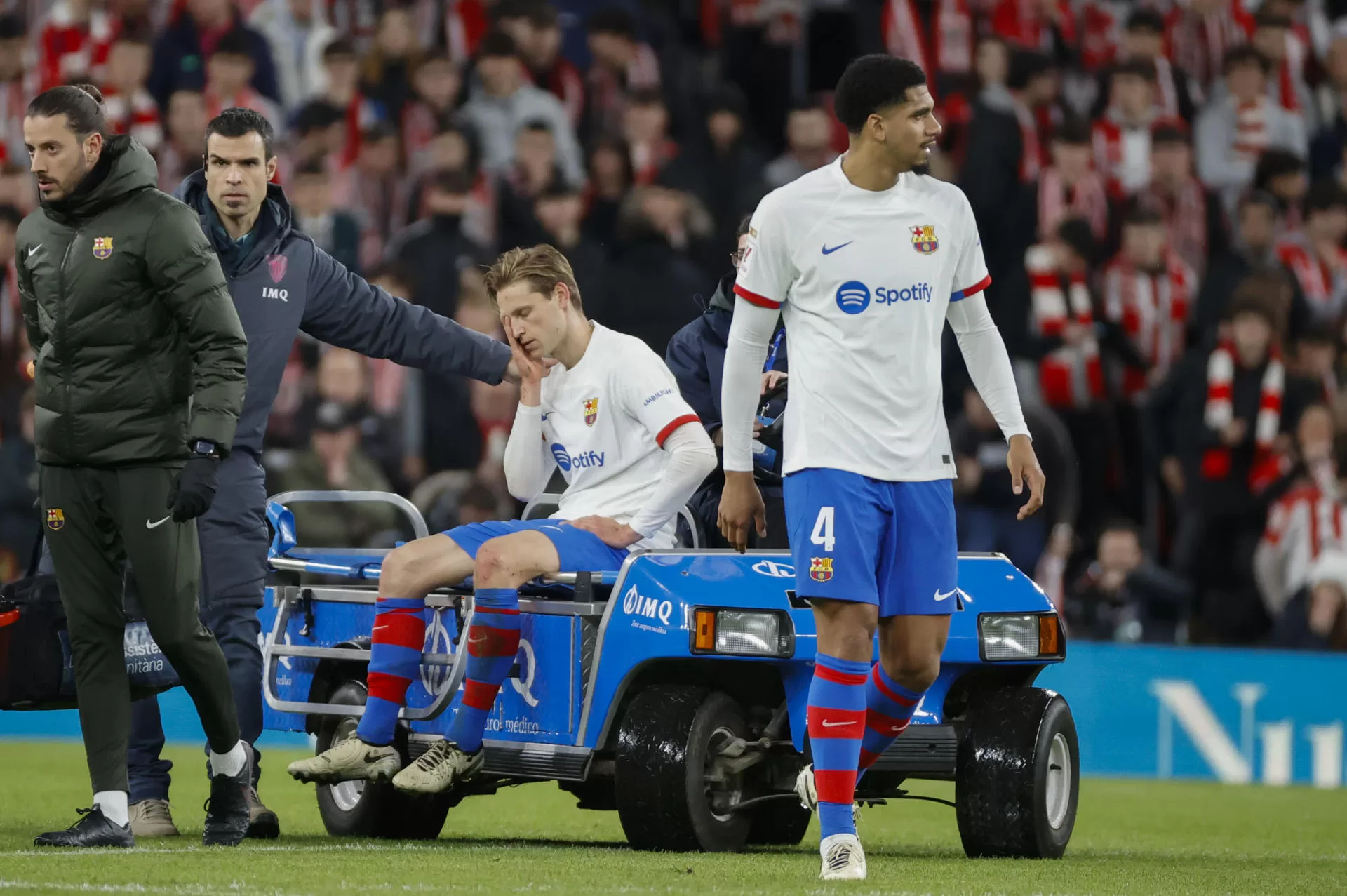 El centrocampista del FC Barcelona Frenkie de Jong se retira lesionado durante el partido de Liga que el Athletic Club y el FC Barcelona disputaron en el estadio de San Mamés. EFE/Luis Tejido