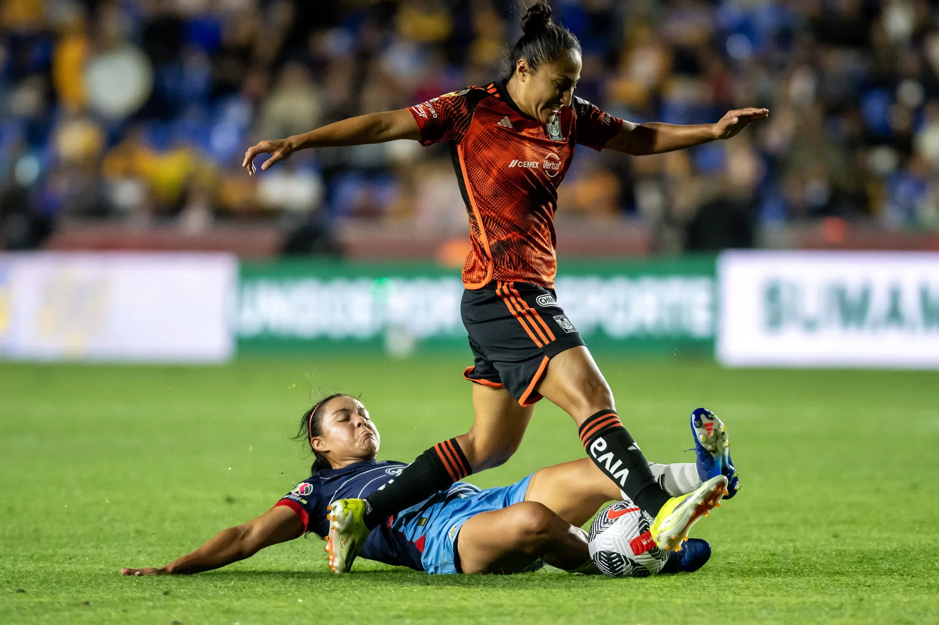 Sandra Mayor (arriba) de Tigres femenil disputa el balón con Diana Rodríguez (abajo) de Chivas durante un partido correspondiente a la jornada 12 del Torneo Clausura 2024 de la Liga Femenil Mx celebrado este sábado en el estadio Universitario de la ciudad de Monterrey (México). EFE/Miguel Sierra 