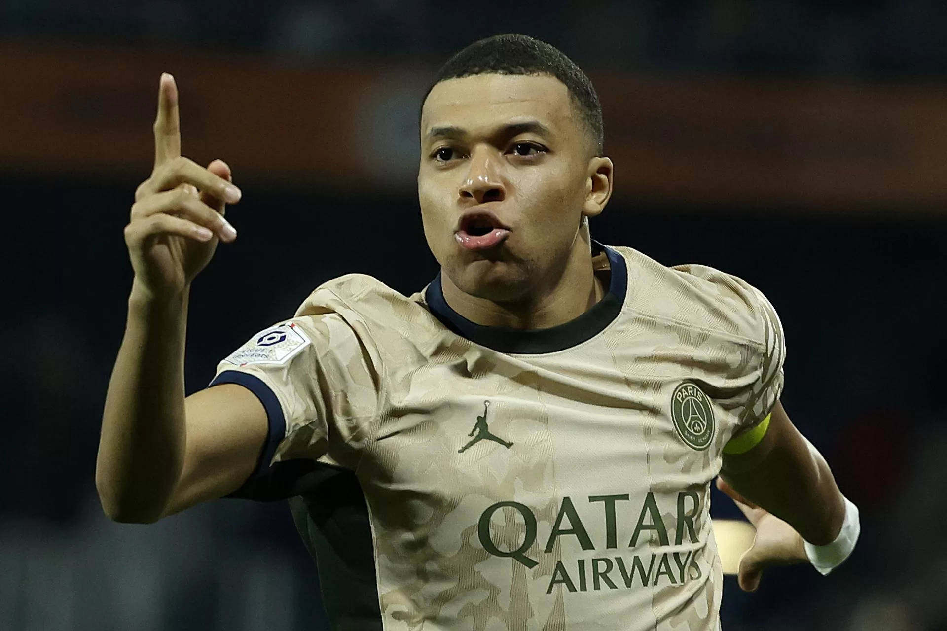 El jugador francés Kylian Mbappe, del PSG, ceebra uno desus goles durante el partido de la Ligue 1 que han jugado Montpellier HSC y Paris Saint Germain, en Montpellier, Francia. EFE/EPA/Guillaume Horcajuelo 