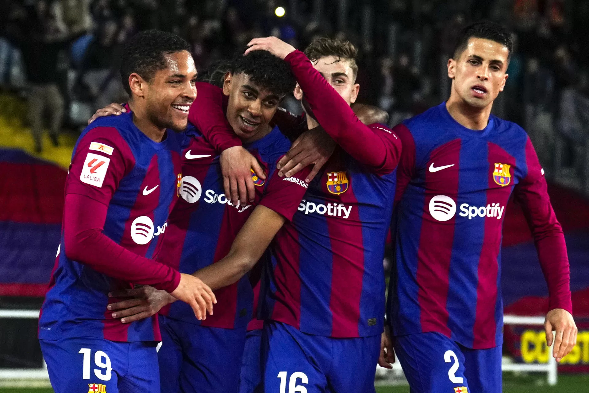 El delantero del FC Barcelona Lamine Yamal (2i) celebra su gol durante el encuentro correspondiente a la jornada 28 en Primera División que FC Barcelona y RCD Mallorca disputaron en el estadio Lluis Companys, en Barcelona. EFE/ Alejandro García
