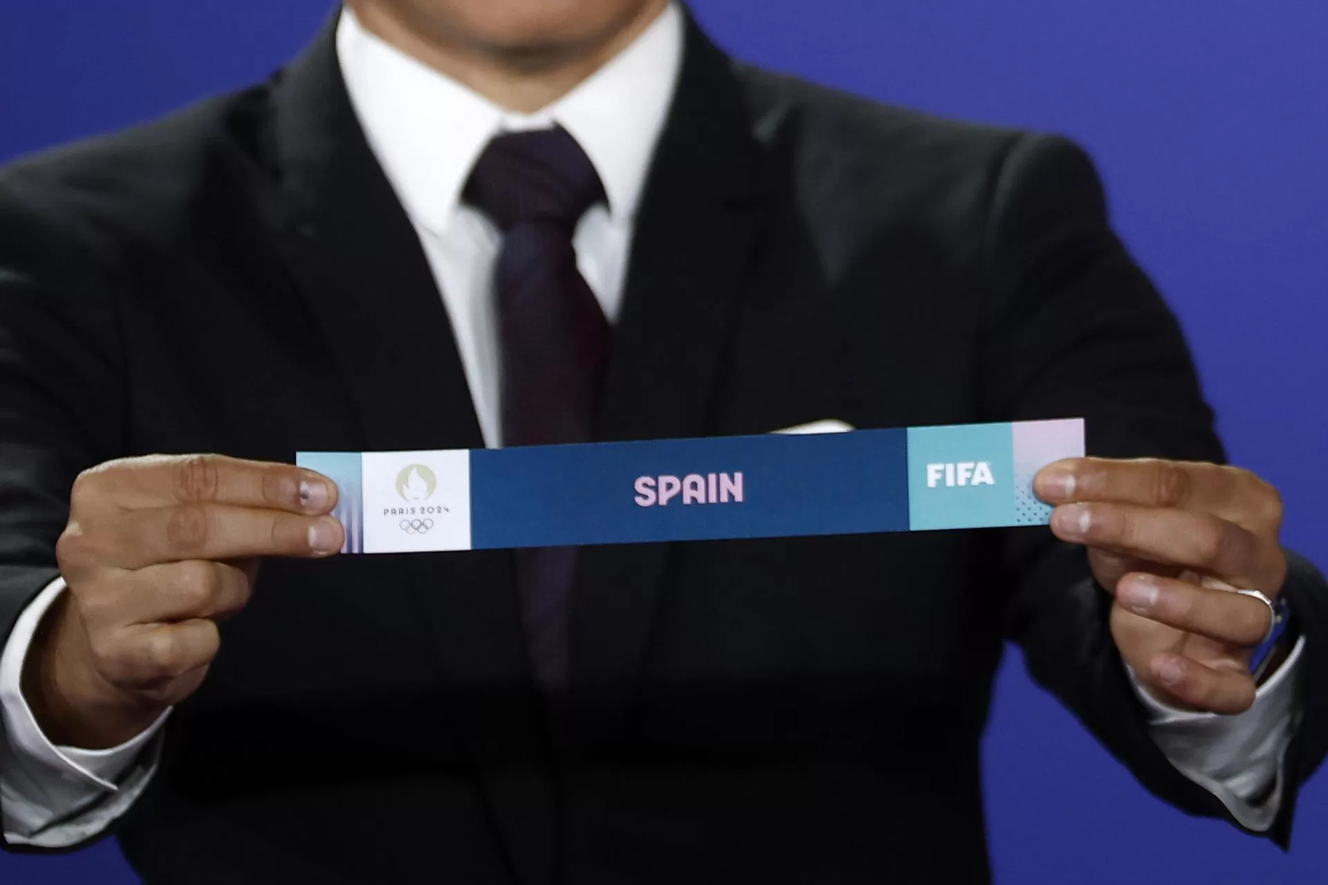 El exjugador argentino Javier Saviola muestra el nombre de España durante el sorteo del cuadro final del torneo olímpico que se disputa en París del 11 al 26 de julio de 2024. EFE/EPA/YOAN VALAT 