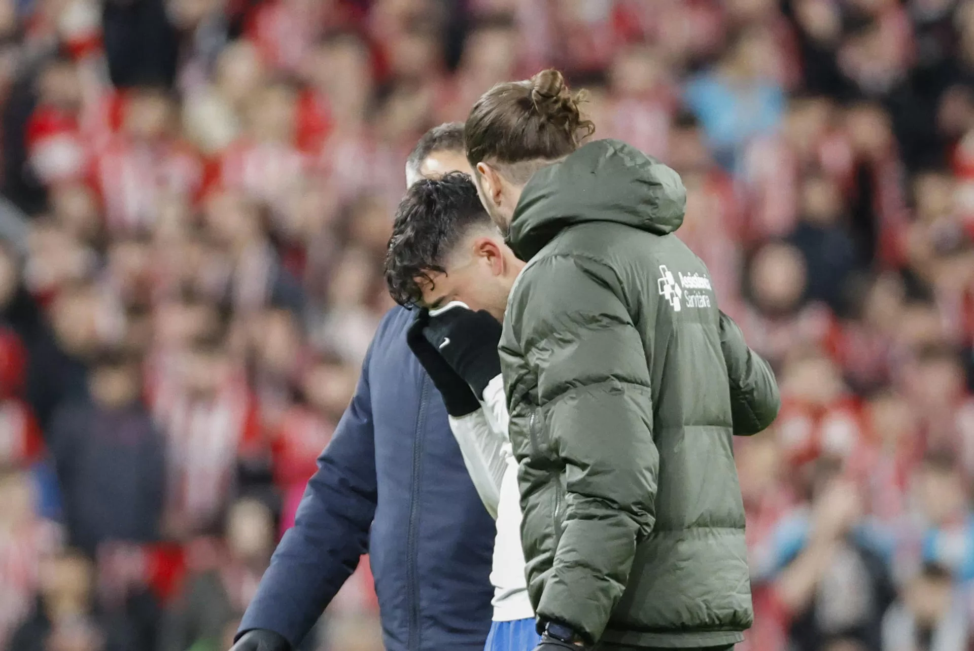ALT Español Pedri sufre una lesión en el recto femoral y De Jong, un esguince de tobillo