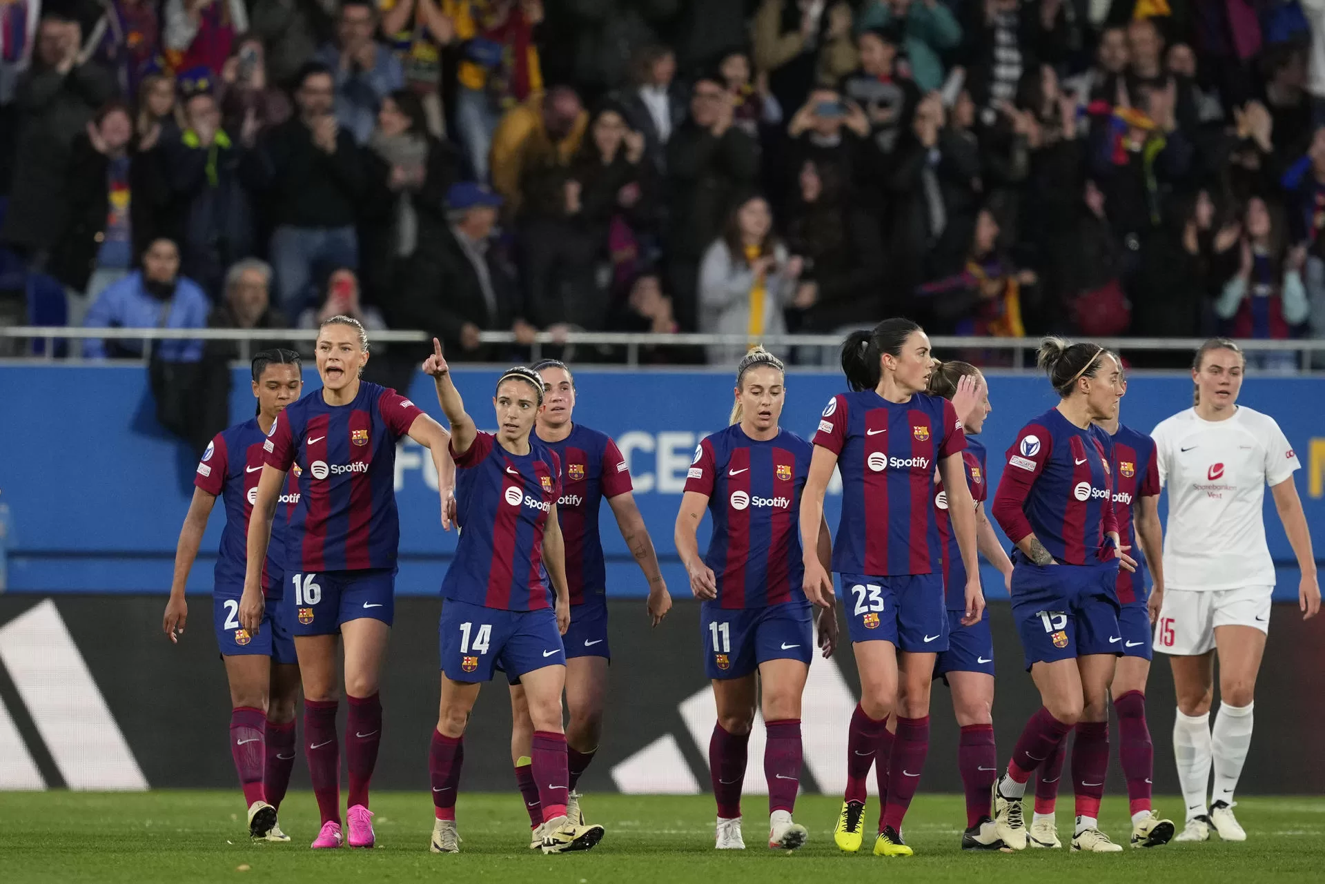 La centrocampista Aitana Bonmatí (3i) del Barcelona celebra tras anotar el primer gol ante el SK Brann Kvinner este jueves, en un partido de vuelta de los cuartos de final de la Liga de Campeones Femenina, entre el FC Barcelona y el SK Brann Kvinner, en el Estadio de fútbol Johan Cruyff, en Sant Joan Despí, provincia de Barcelona. EFE/ Alejandro García