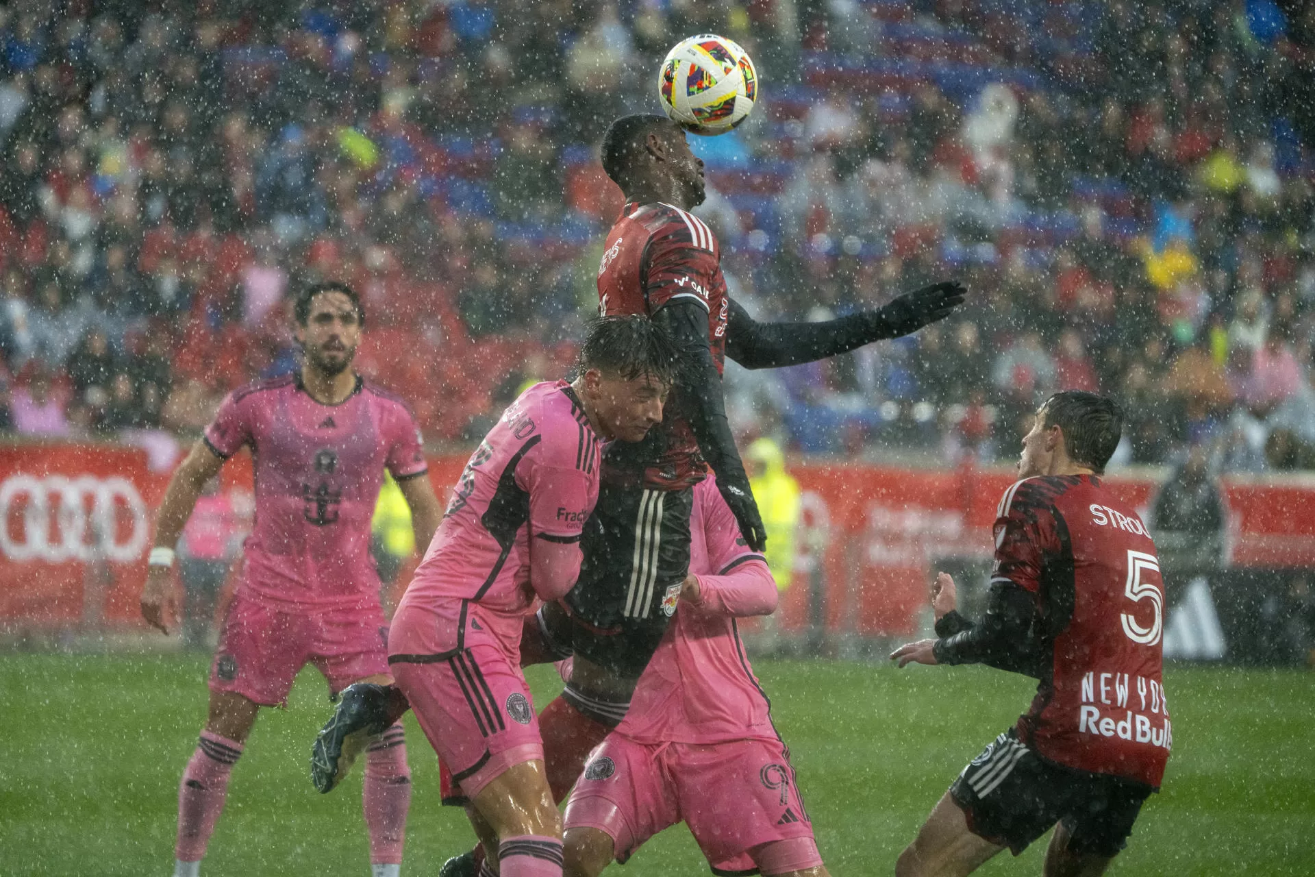 alt Colombiano, único latino del líder de la Championship