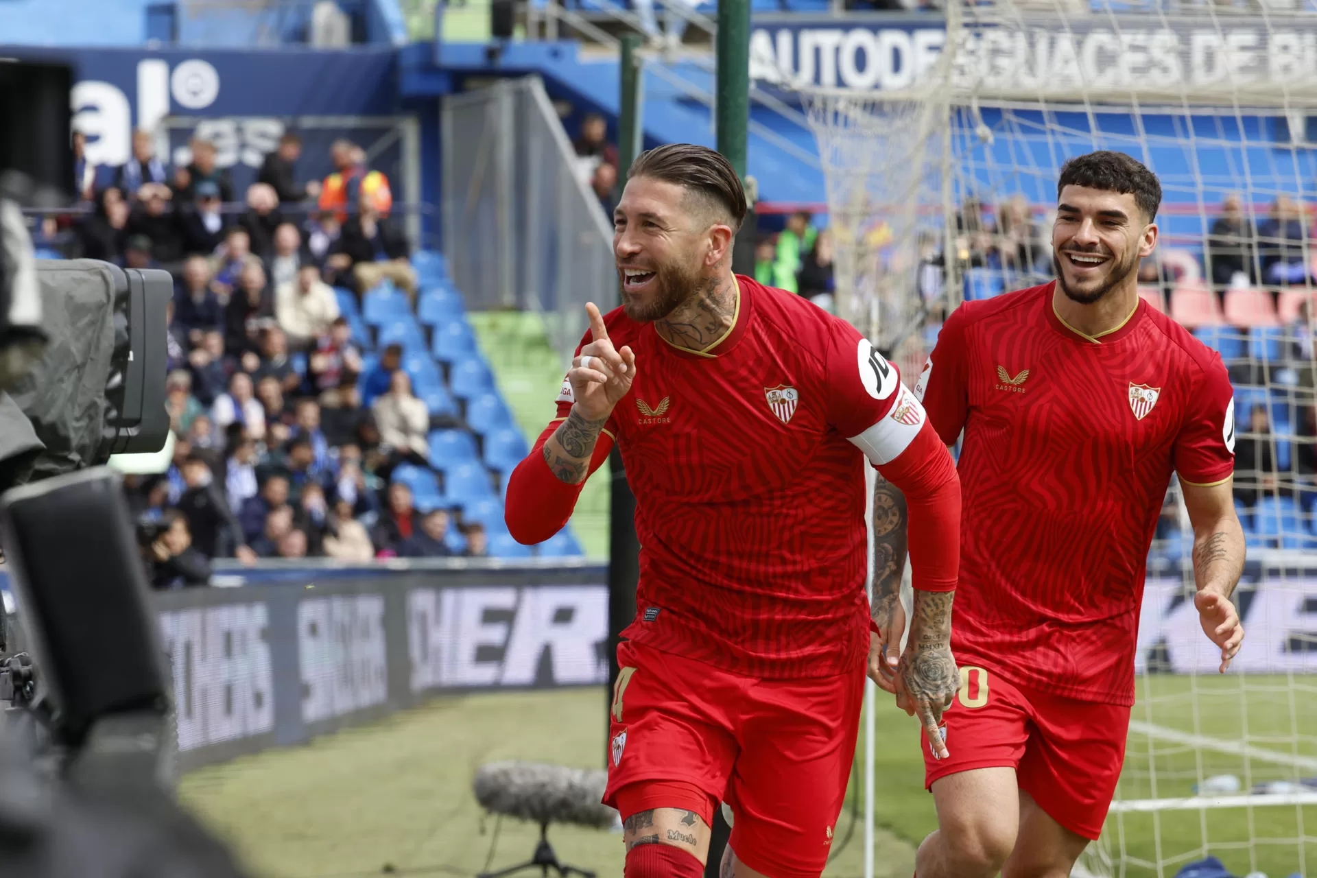 El jugador del Sevilla FC Sergio Ramos (i) celebra el gol anotado contra el Getafe. EFE/ Zipi 