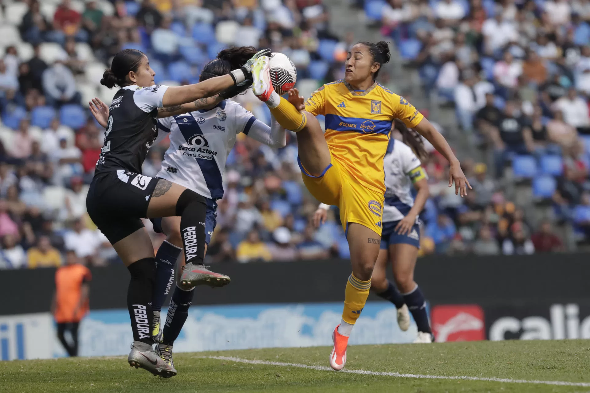 alt El Tigres golea al Puebla y sigue como líder invicto