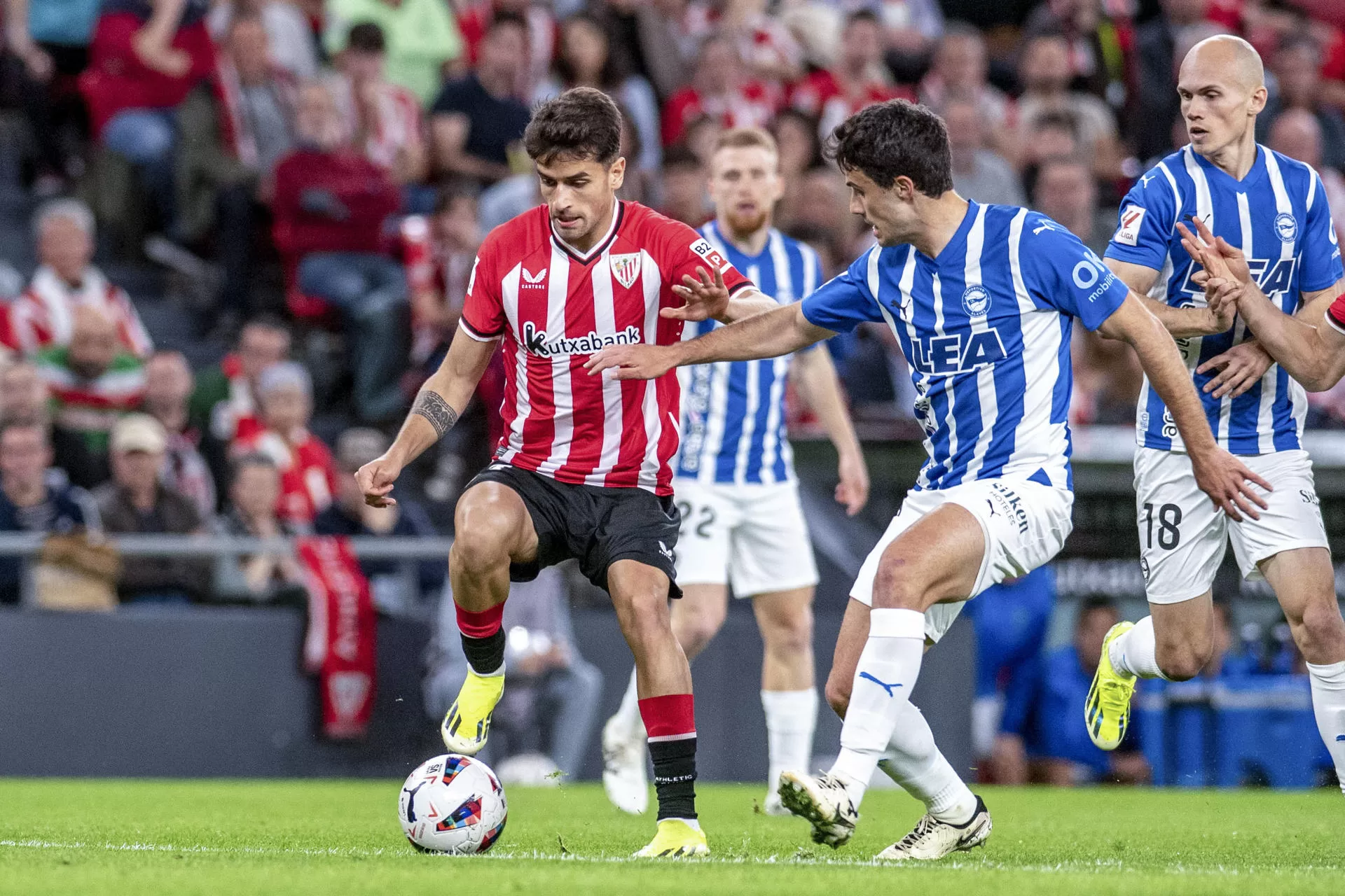 El centrocampista del Athletic Club de Bilbao Benat Prados (i) controla el balón ante el centrocampista del Alavés Ander Guevara (d) durante el partido de LaLiga que en el estadio de San Mamés, en Bilbao. EFE/Javier Zorrilla 