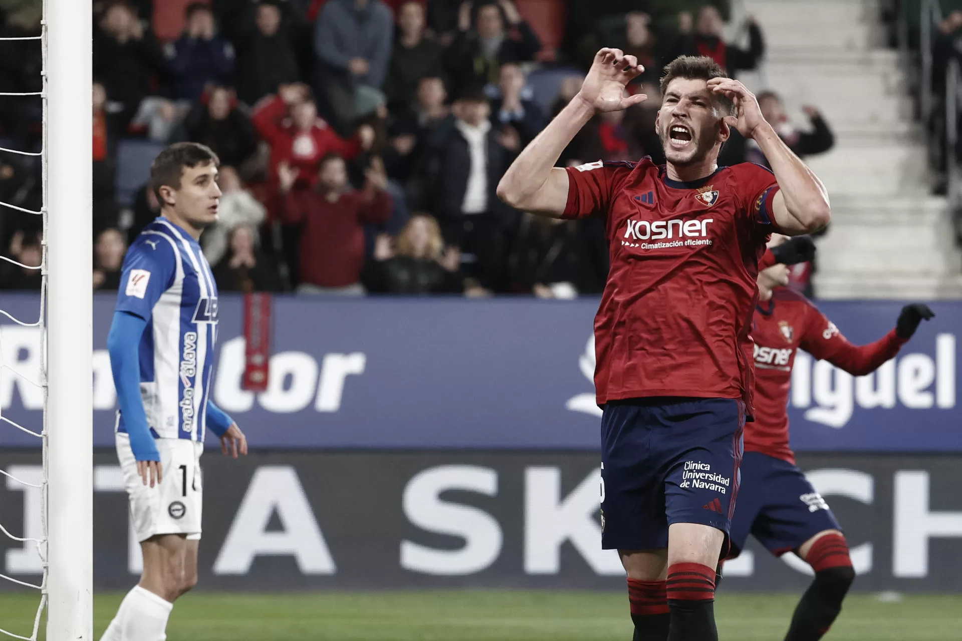 El defensa de Osasuna David García se lamenta durante el partido de la jornada 27 de LaLiga de fútbol en el estadio de El Sadar, en Pamplona. EFE/Jesús Diges