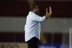 alt El venezolano Perlo sustituye al colombiano Valencia en el banco del Árabe Unido panameño