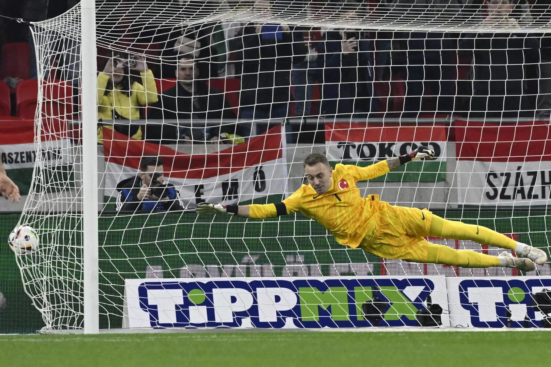 Mert Gunok encaja el 1-0. EFE/EPA/Szilard Koszticsak 