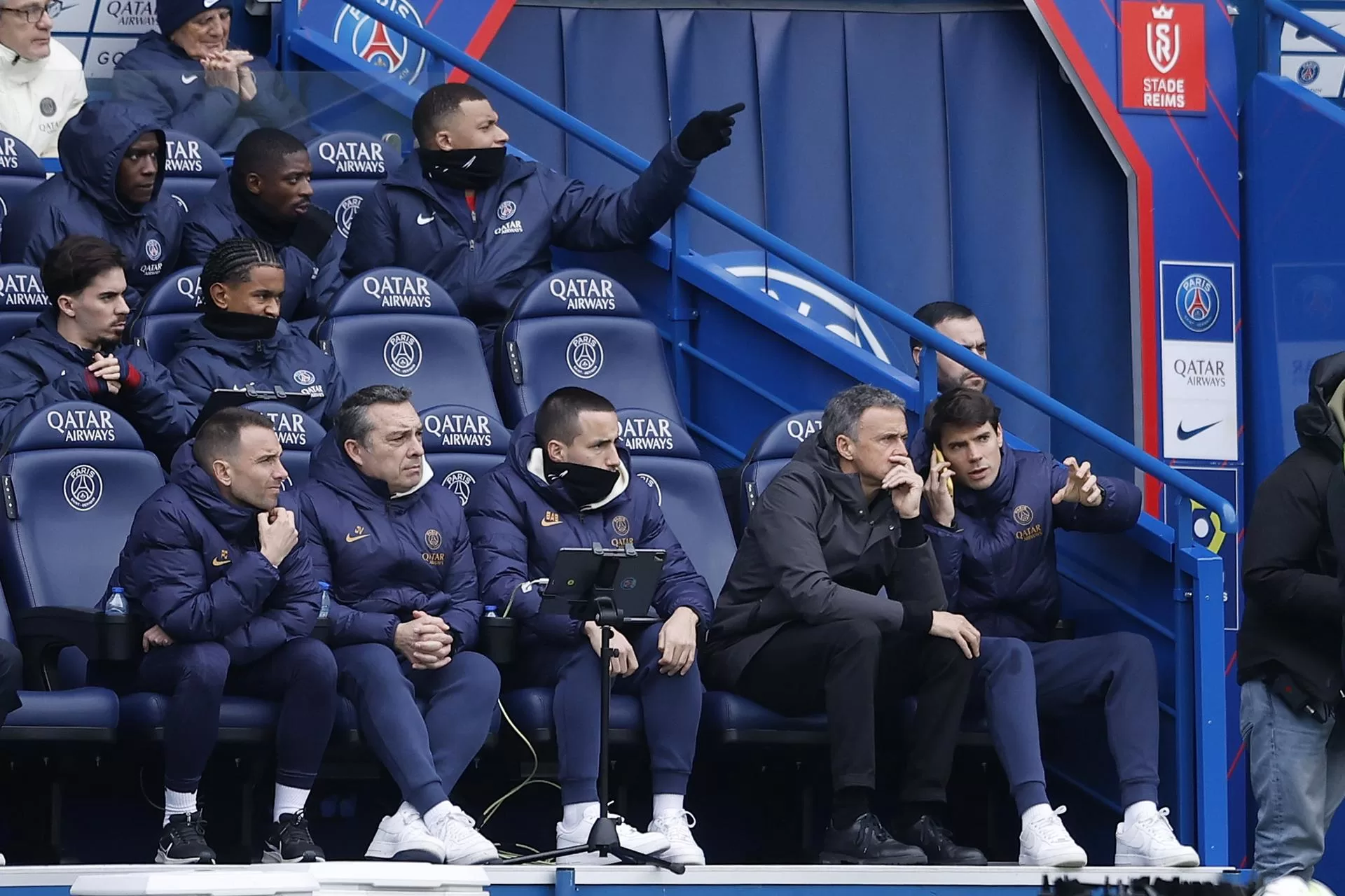 Mbappe, en el banquillo. EFE/EPA/YOAN VALAT 