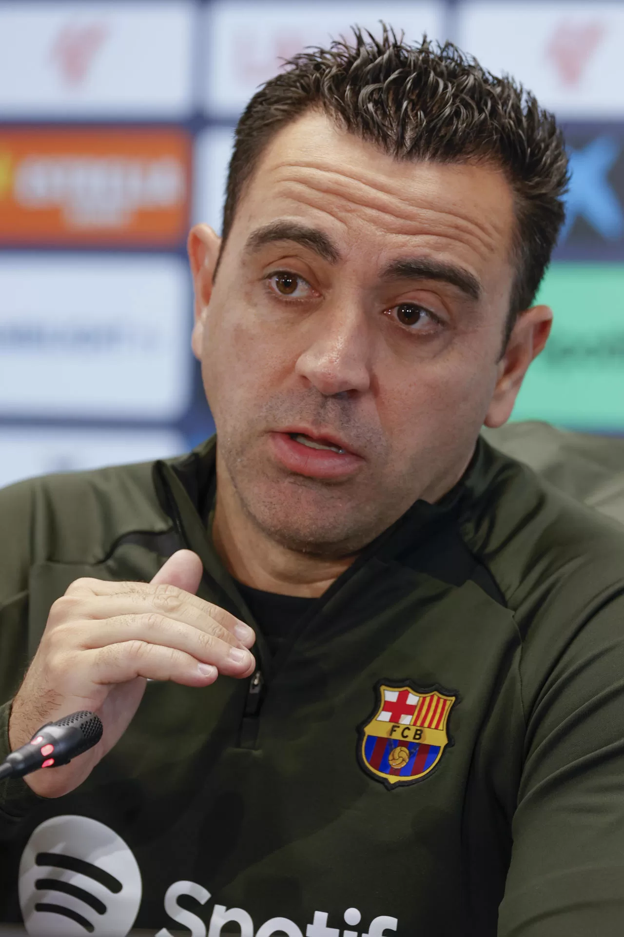 El técnico del FC Barcelona, Xavi Hernández, durante la rueda de prensa tras el entrenamiento que realizó la plantilla barcelonista en la Ciudad Deportiva Joan Gamper, para preparar el partido de liga que disputarán mañana ante la UD las Palmas en el Estadio Olímpico Luís Companys.-EFE/ Toni Albir