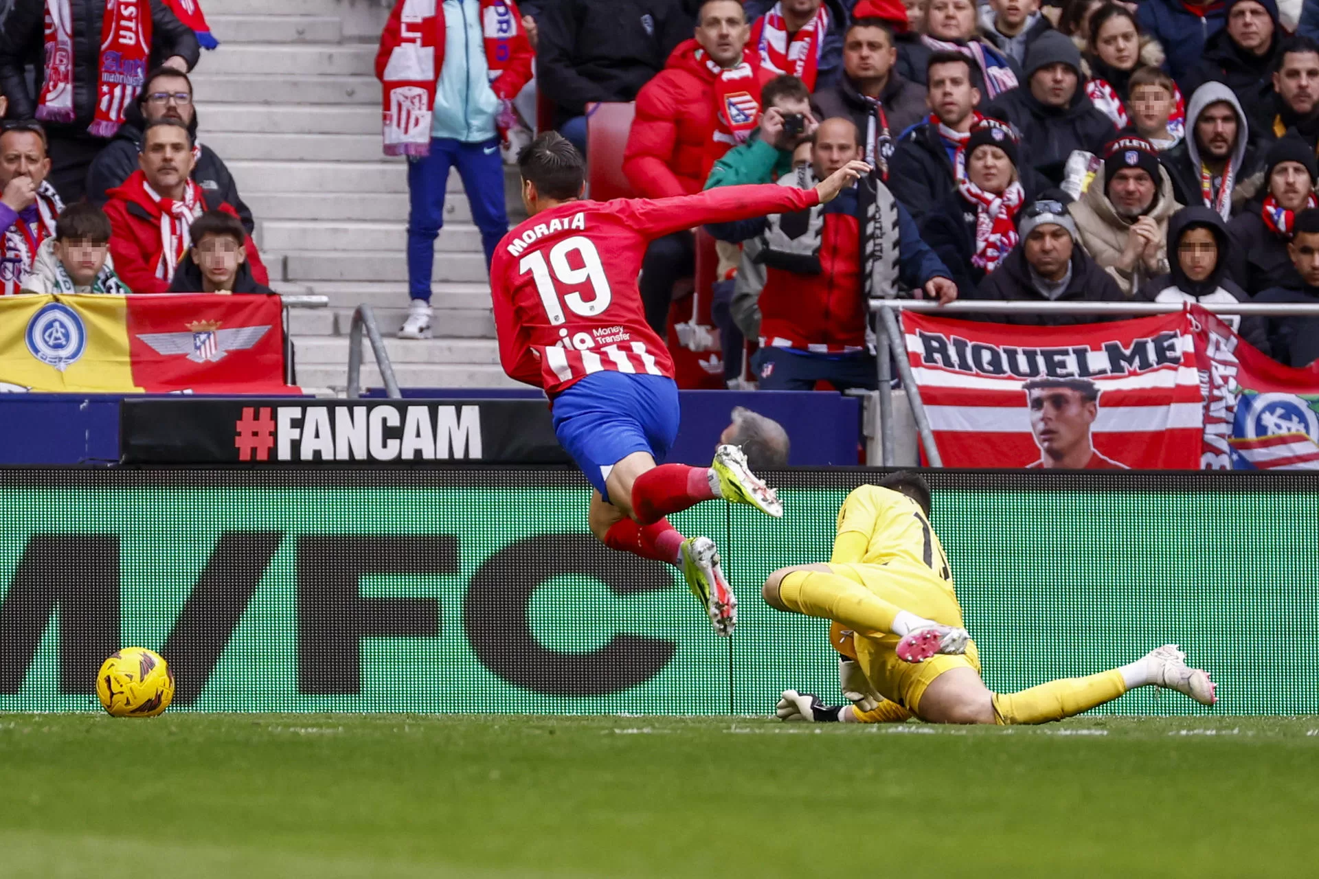 El delantero del Atlético de Madrid Álvaro Morata y el portero portugués del Betis Rui Siva, en la jugada del penalti durante el partido de la jornada 27 de LaLiga EA Sports entre el Atlético de Madrid y el Betis, en el estadio Cívitas Metropolitano en Madrid.- EFE/ Daniel Gonzalez 