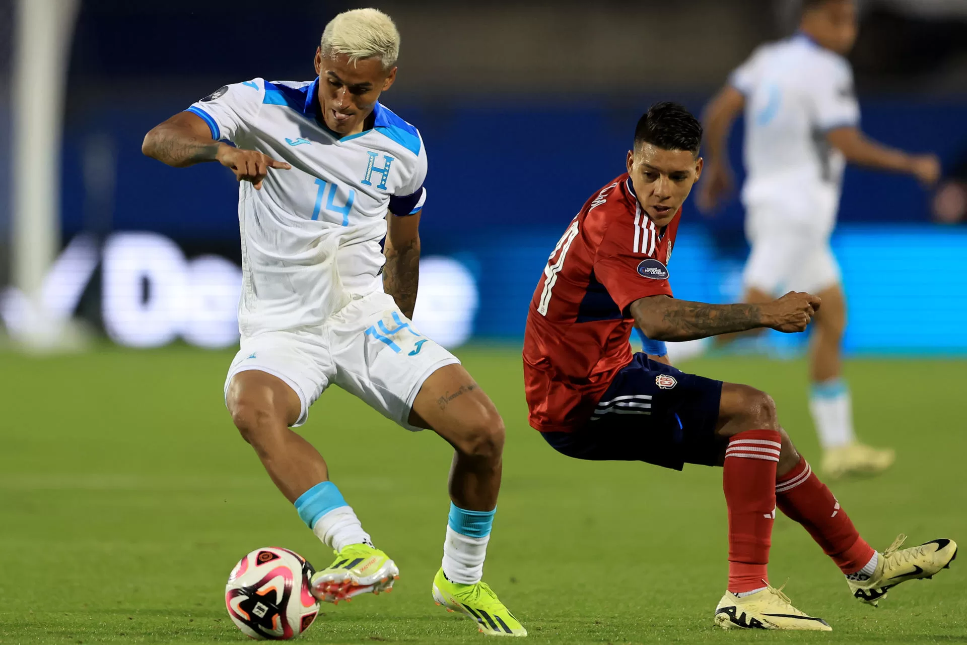 Orlando Galo (d) de Costa Rica disputa el balón con Andy Najar de Honduras este sábado, en un partido de la Liga de Naciones de la Concacaf en el estadio Toyota de Frisco, Texas (EE.UU.). EFE/ Carlos Ramírez 