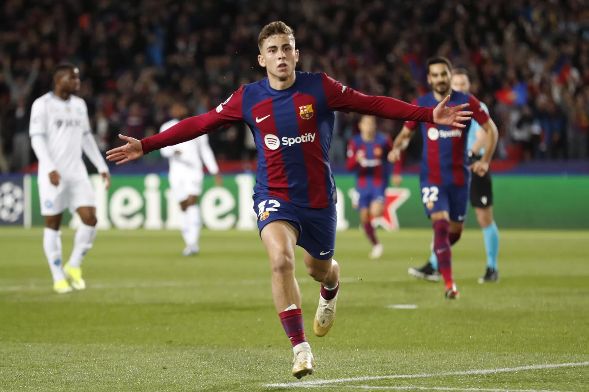El centrocampista del Barcelona Fermín López celebra tras anotar el 2-0 durante el partido de vuelta de los octavos de final de la Liga de Campeones en el Estadio Olímpico Lluís Companys. EFE/ Alberto Estévez 