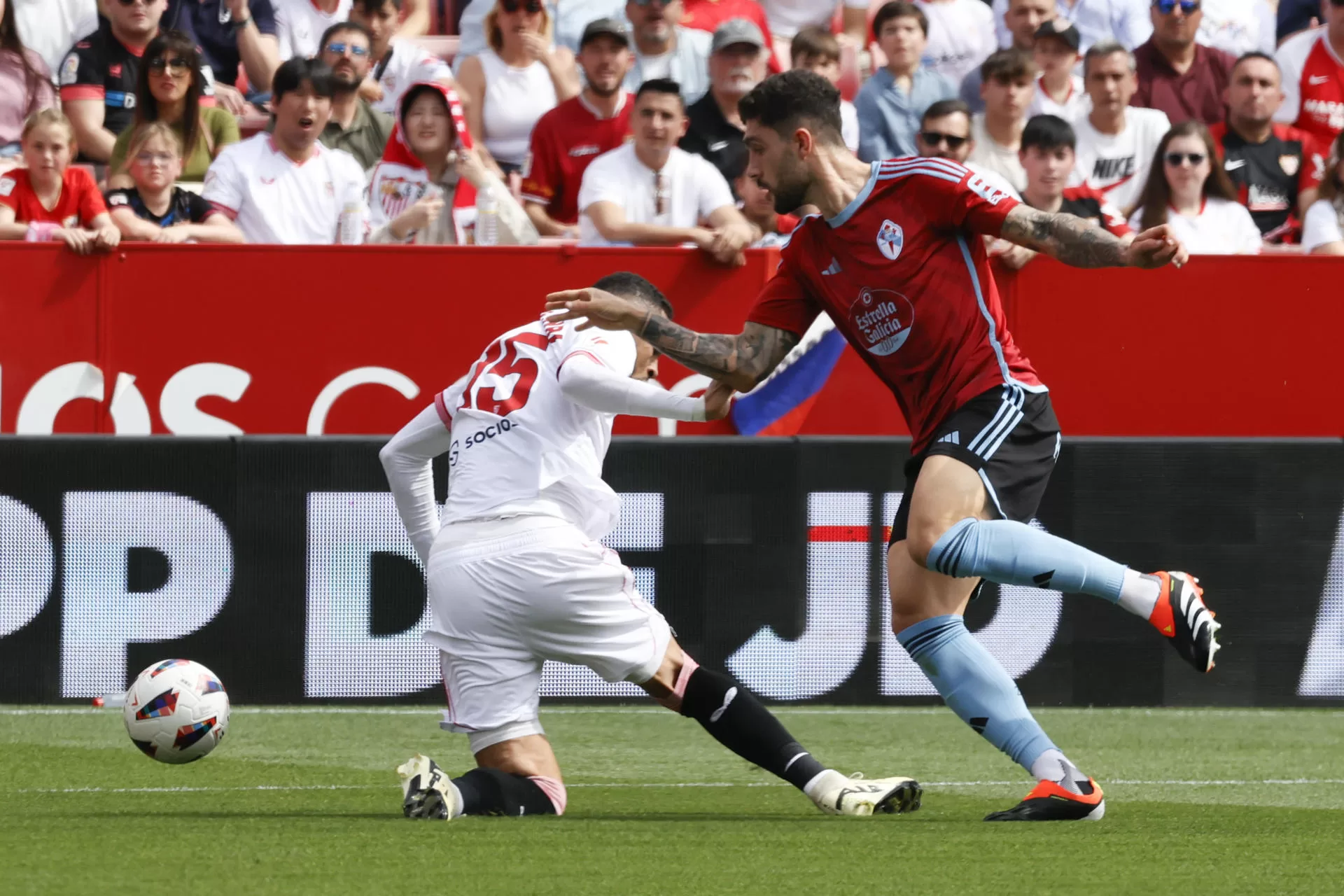 El delantero marroquí del Sevilla Youssef En-Nesyri, y el defensa del Celta de Vigo Unai Núñez, durante el partido de la jornada 29 de LaLiga EA Sports este domingo en el estadio Sánchez Pizjuán de Sevilla. EFE/José Manuel Vidal 