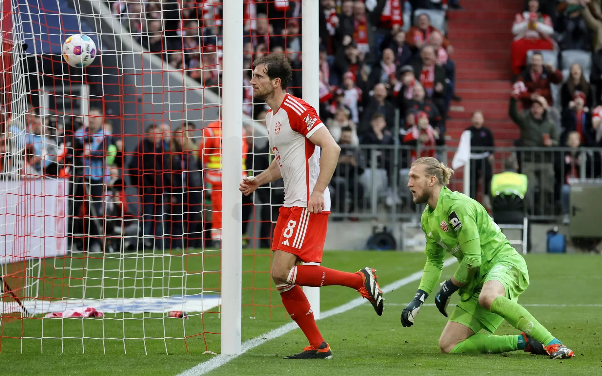 El jugador del Bayern Leon Goretzka (I) celebra la goleada al FSV Mainz durante el partido de la Bundesliga jugado en Múnich, Alemania. EFE/EPA/RONALD WITTEK 