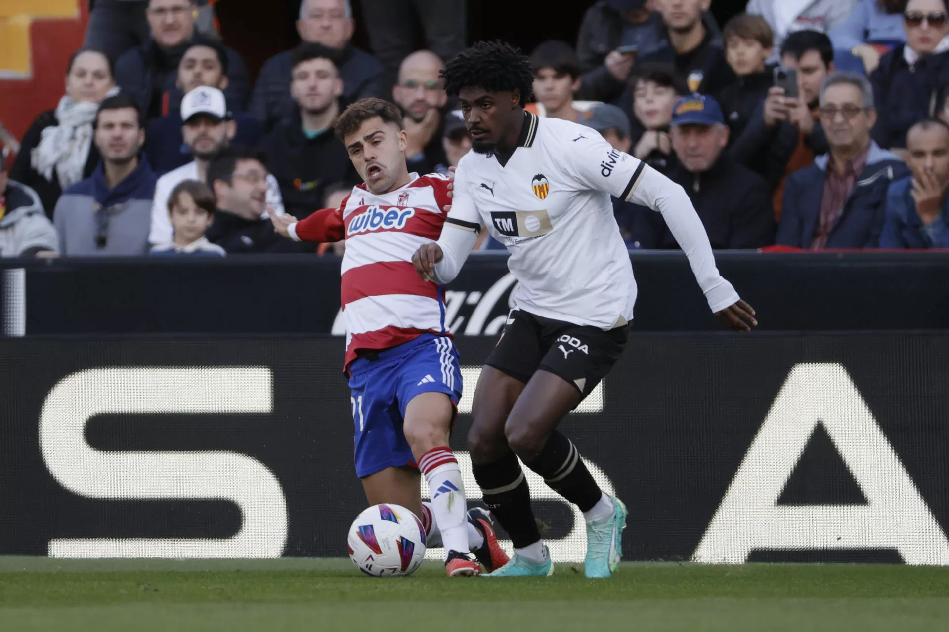 El hispanocolombiano Cristhian Mosquera extiende su contrato con el Valencia hasta 2026