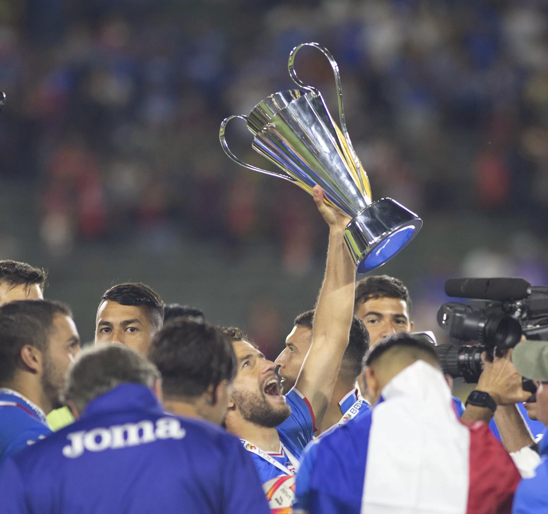 alt El trofeo del Campeón de Campeones de la liga mexicana se disputará en junio