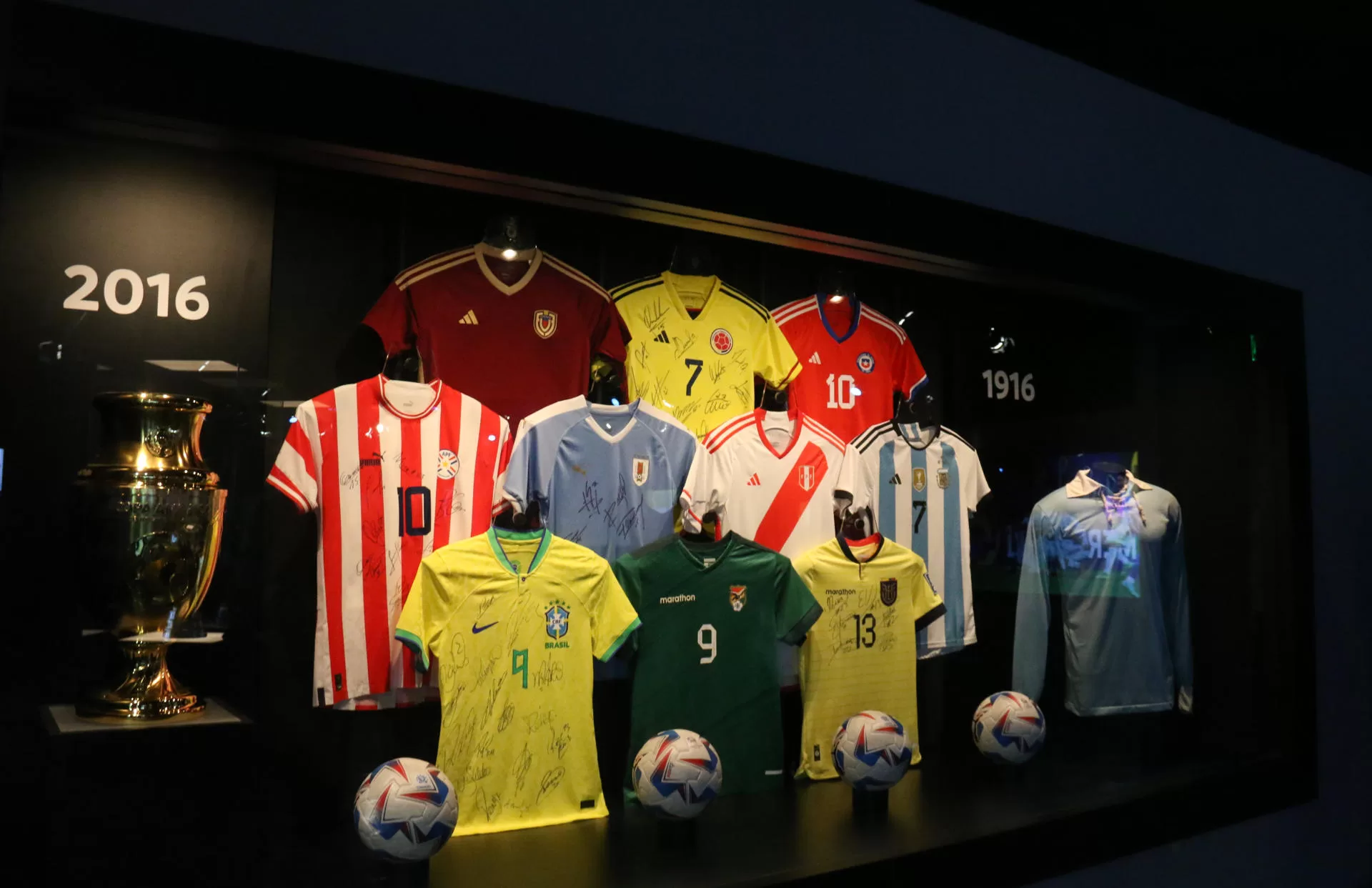 Fotografía de camisetas de diferentes clubes suramericanos, de distintas épocas, durante la reapertura del museo de la Conmebol este lunes, en Luque (Paraguay). EFE/Nina Osorio