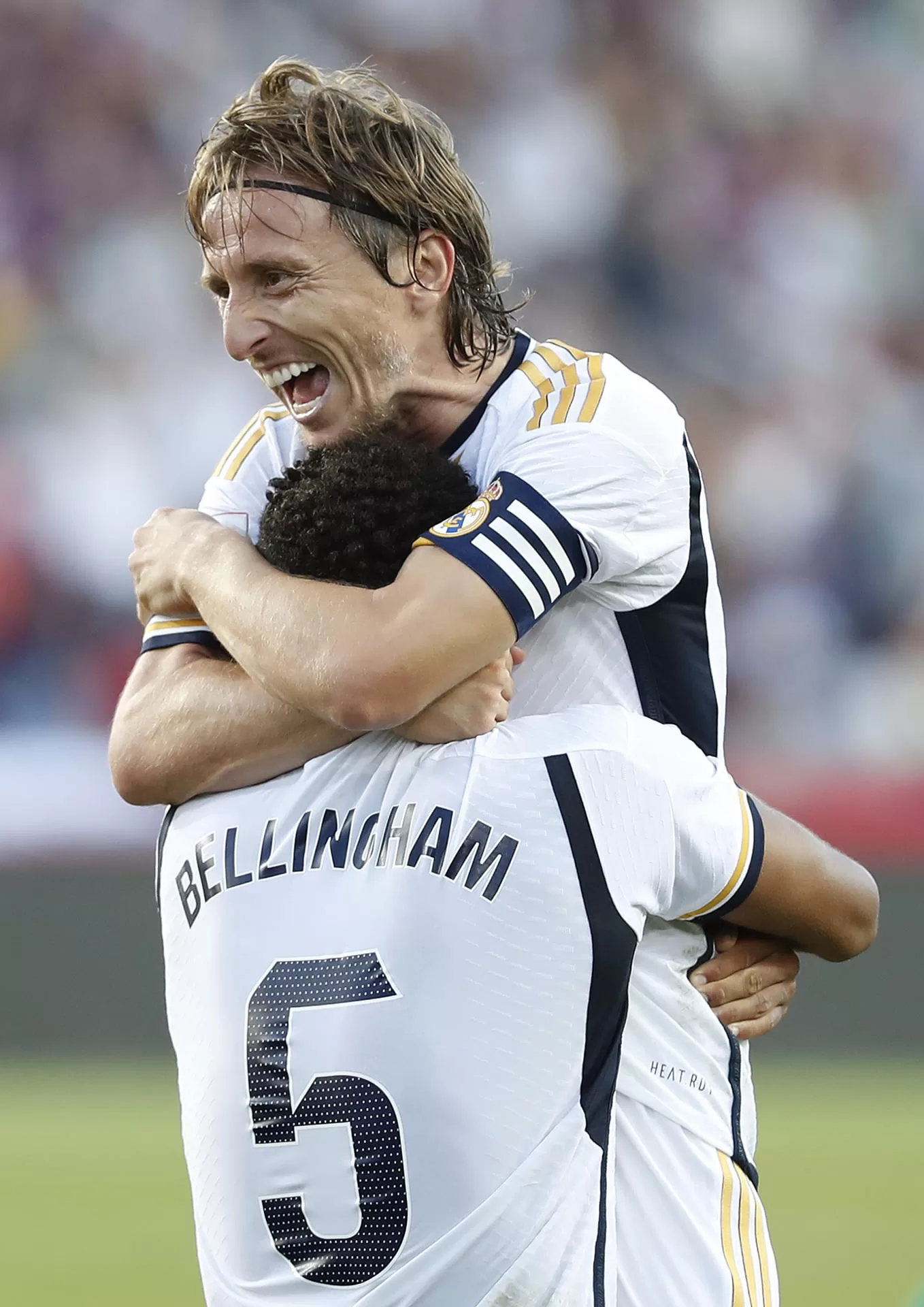 El delantero inglés del Real Madrid Jude Bellingham (c) celebra un gol con su compañero Luka Modric (i), en una foto de archivo. EFE/ Andreu Dalmau 