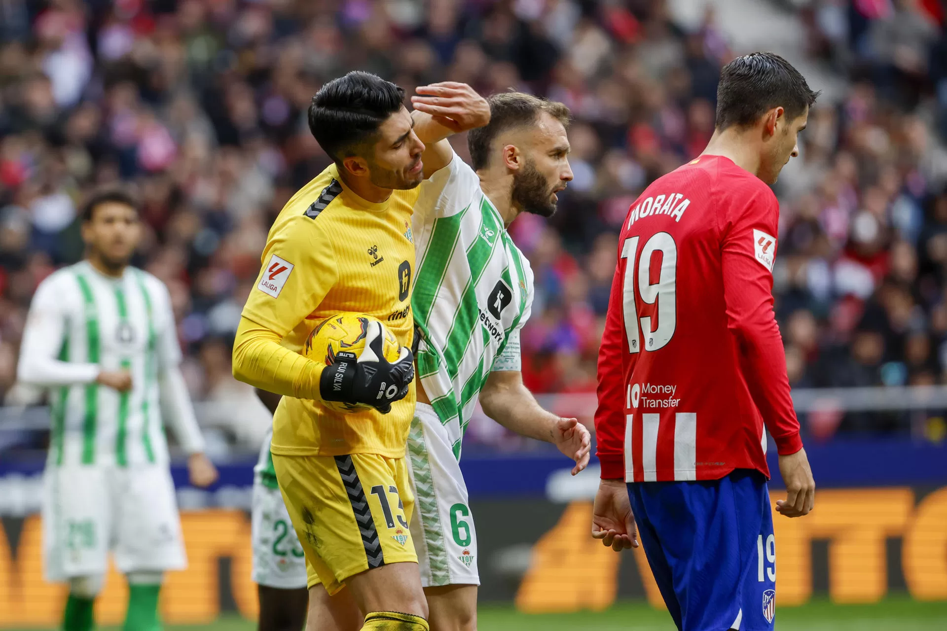 El delantero del Atlético de Madrid Álvaro Morata y el portero portugués del Betis Rui Siva, tras el lanzamiento del penalti durante el partido de la jornada 27 de LaLiga EA Sports entre el Atlético de Madrid y el Betis, este domingo en el estadio Cívitas Metropolitano en Madrid.- EFE/ Mariscal 