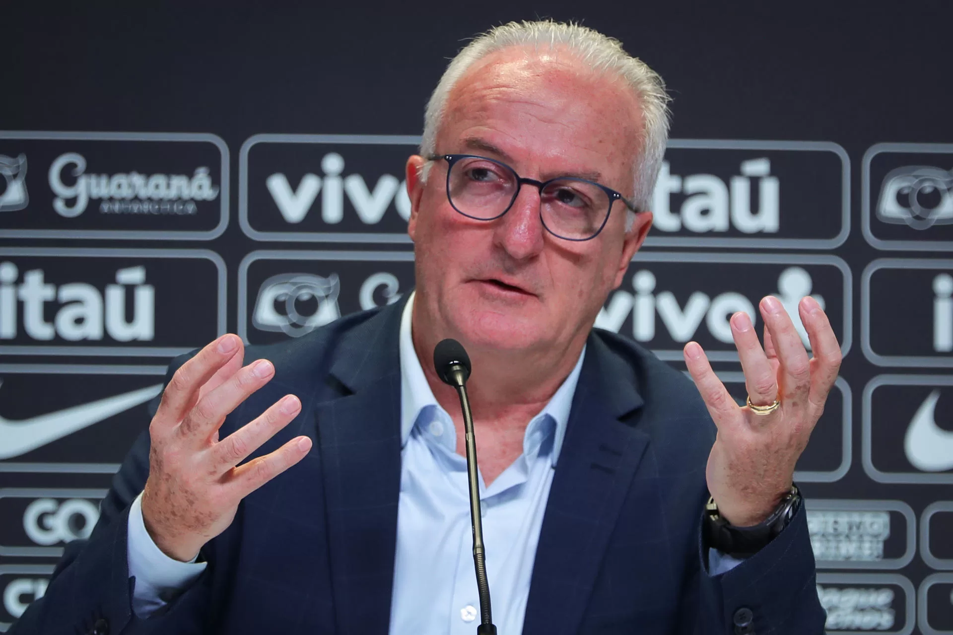 El entrenador Dorival Junior participa durante la convocatoria de la selección brasileña este viernes, en Río de Janeiro (Brasil). EFE/André Coelho