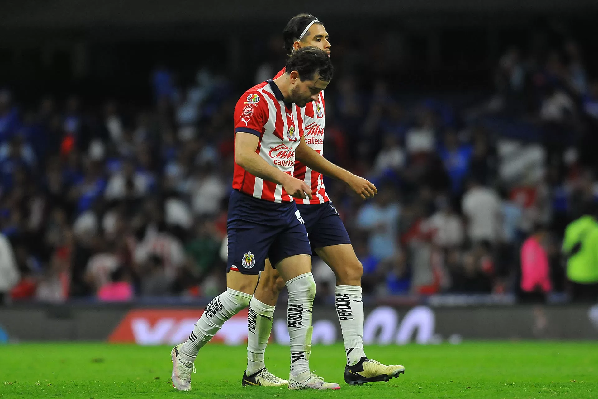 Ricardo Marín (atrás) y Alan Mozo (frente) del Guadalajara reaccionan ante Cruz Azul este sábado, durante un juego por la décima jornada de la Liga MX del fútbol mexicano. EFE/Víctor Cruz 