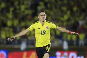 alt El colombiano Borré fue recibido por una multitud de hinchas del Inter en Porto Alegre