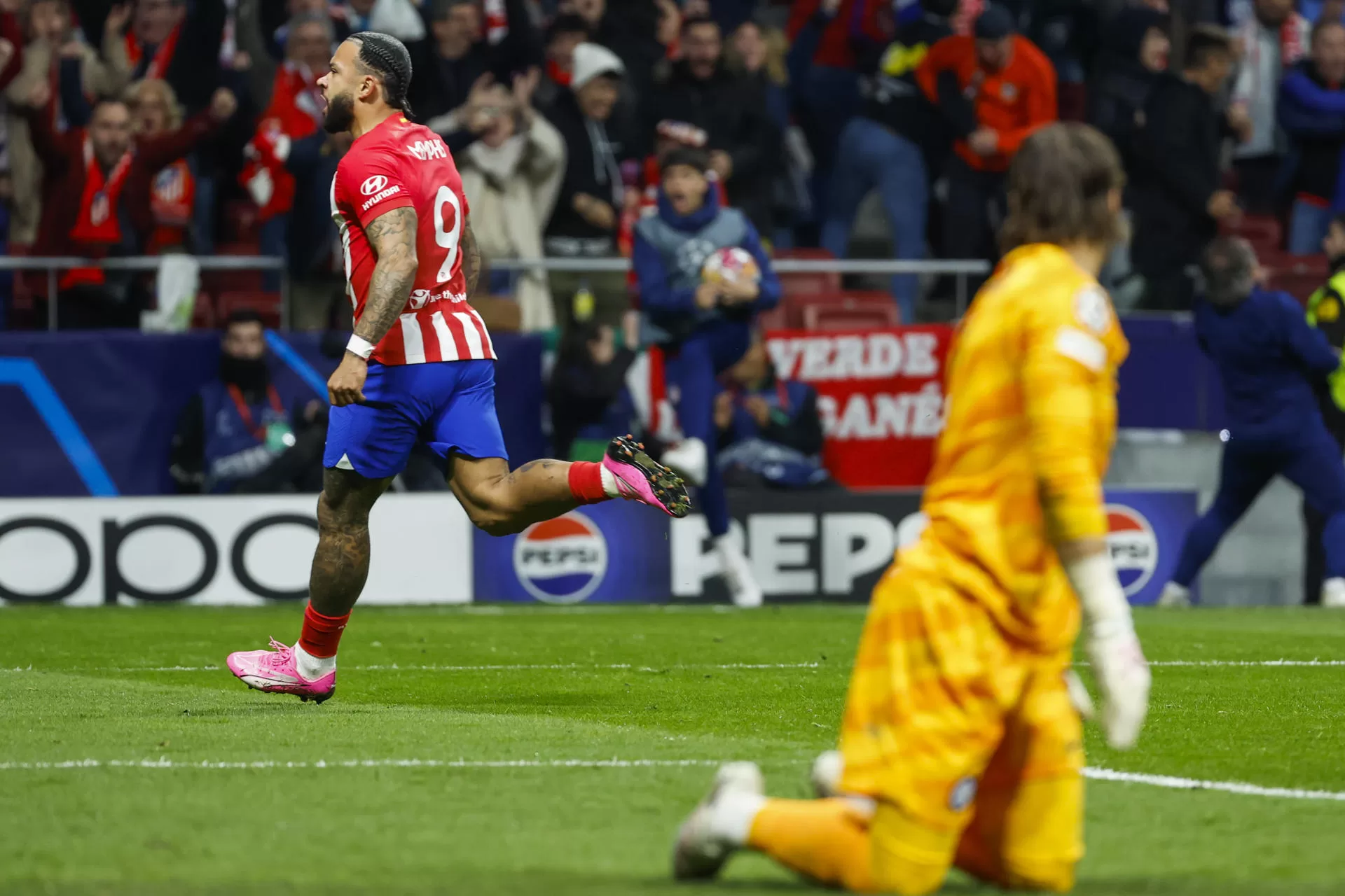 El delantero del Atlético Memphis Depay (i) celebra tras marcar el segundo gol ante el Inter, durante el partido de vuelta de los octavos de final de la Liga de Campeones en el estadio Metropolitano. EFE/Mariscal 