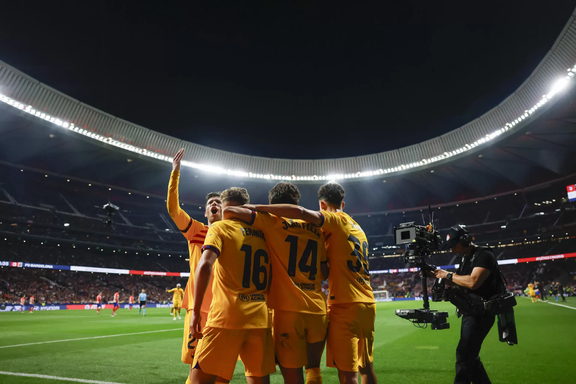 Los jugadores del Barcelona celebran el tercer gol ante el Atlético, durante el partido de Liga en Primera División que Atlético de Madrid y FC Barcelona disputaron en el estadio Metropolitano. EFE/Juanjo Martín