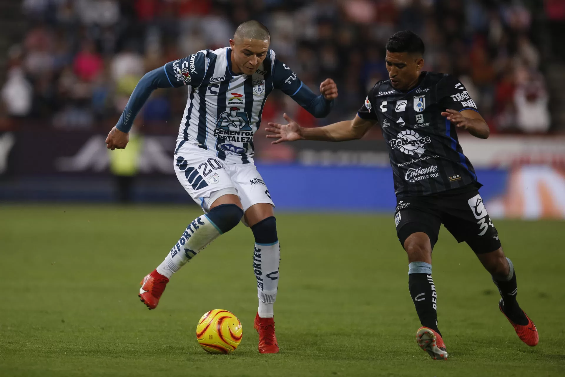 Sergio Aguayo de Pachuca (i) disputa el balón frente a Oscar Manzanarez de Queretaro durante un encuentro de la jornada 11 del torneo Clausura 2024 de la Liga MX este sábado, en el estadio Hidalgo de la ciudad de Pachuca, Hidalgo (México). EFE /David Martínez Pelcastre 