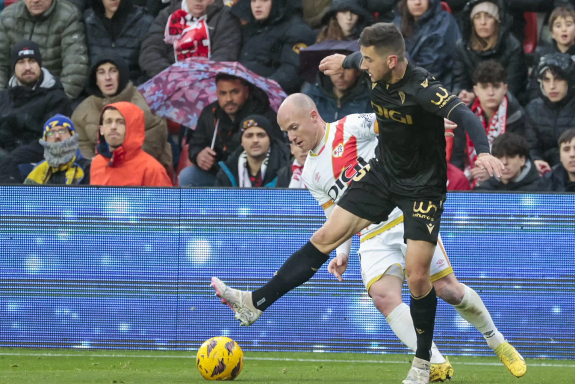 El centrocampista del Rayo Vallecano Isi Palazón (i) disputa el balón ante Javi Hernández (d), defensa del Cádiz, durante el partido de LaLiga EA Sports de la jornada 27 entre Rayo Vallecano y Cádiz CF, en el estadio de Vallecas, en Madrid. EFE/ Zipi Aragón 