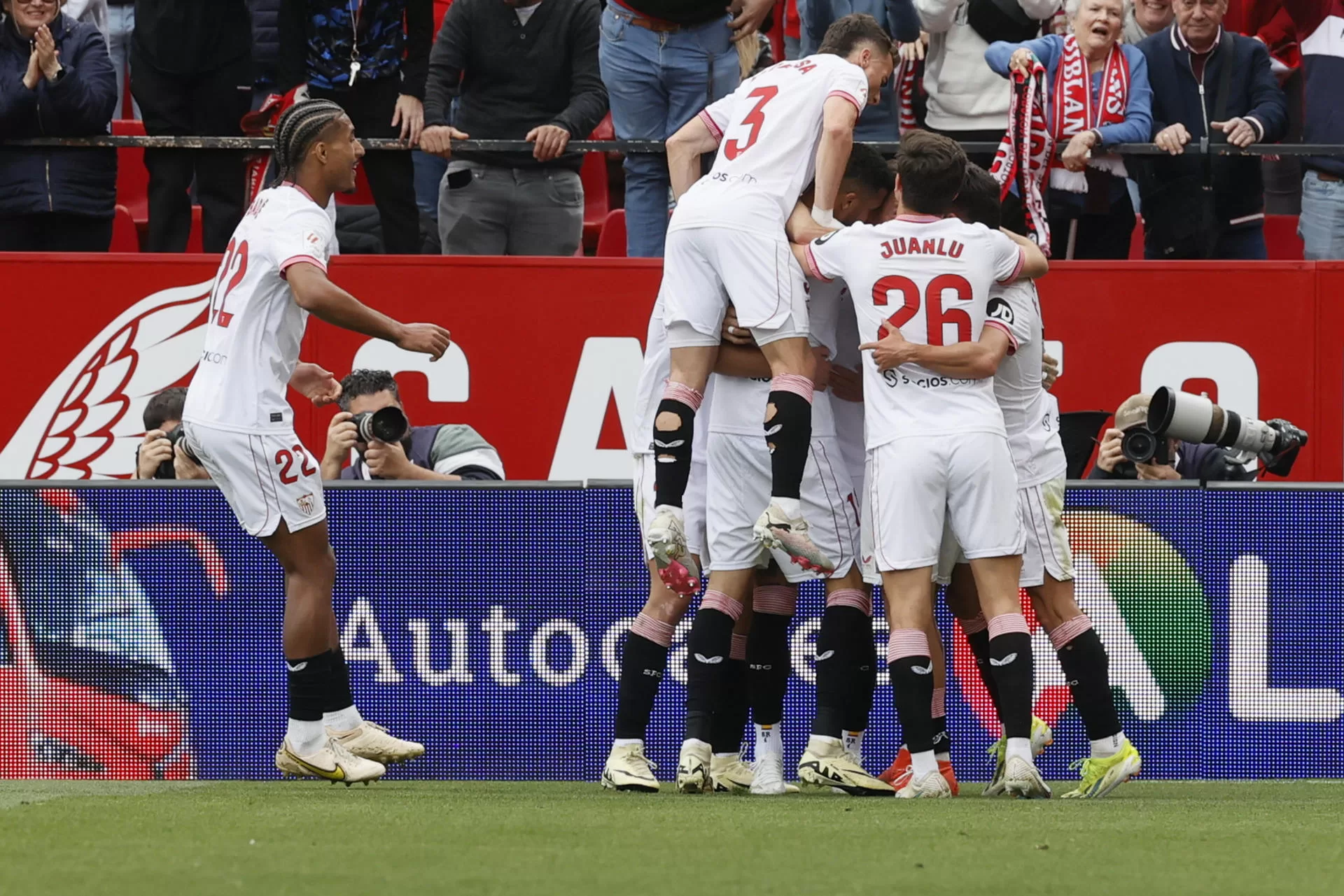 Los jugadores del Sevilla celebran el gol del defensa del Sevilla Sergio Ramos contra la Real Sociedad, durante el partido de LaLiga EA Sports de la jornada 27 disputado en el estadio Ramón Sánchez-Pizjuán de Sevilla.- EFE/José Manuel Vidal