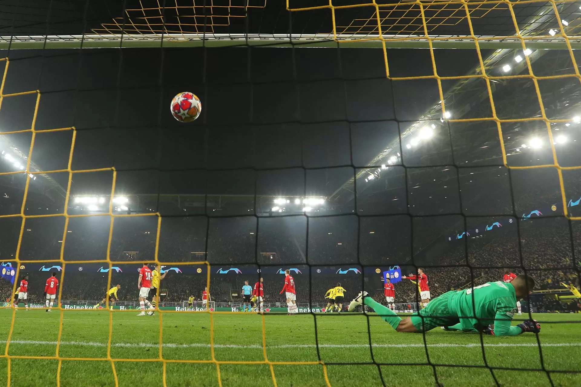 El portero del PSV Eindhoven Walter Benitez (d) no puede detener el remate de Sancho durante el partido de la UEFA Champions que han jugado Borussia Dortmund y PSV Eindhoven, en Dortmund, Alemania. EFE/EPA/FRIEDEMANN VOGEL