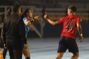 alt Katia García, primera mujer en casi dos décadas en pitar un partido del fútbol mexicano