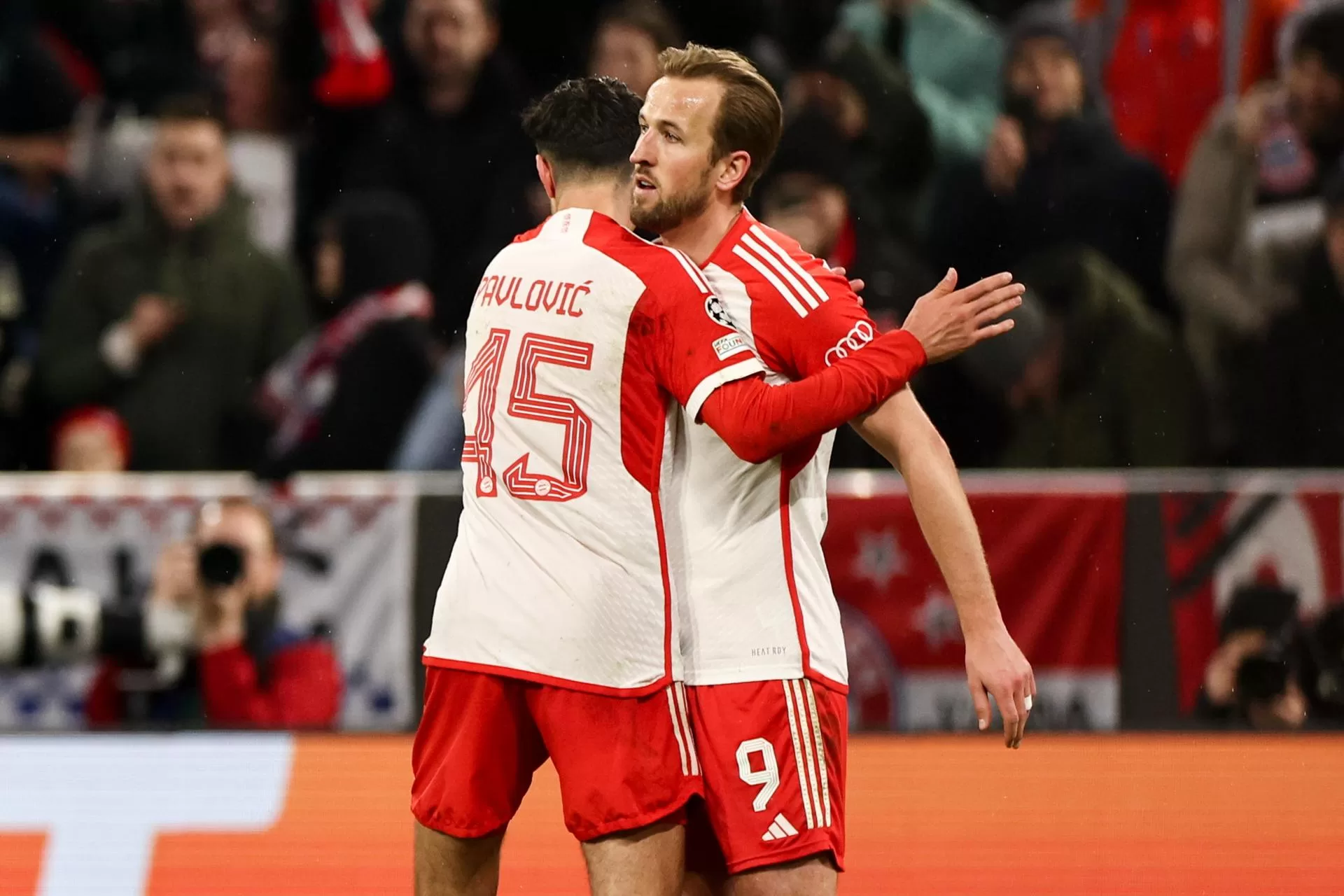 EL delantero del Bayern Munich Harry Kane (d) celebra el 3-0 durante el partido de vuelta de octavos de final de la UEFA Champions League que han jugado Bayern Munich y SS Lazio, en Múnich, Alemania. EFE/EPA/RONALD WITTEK 