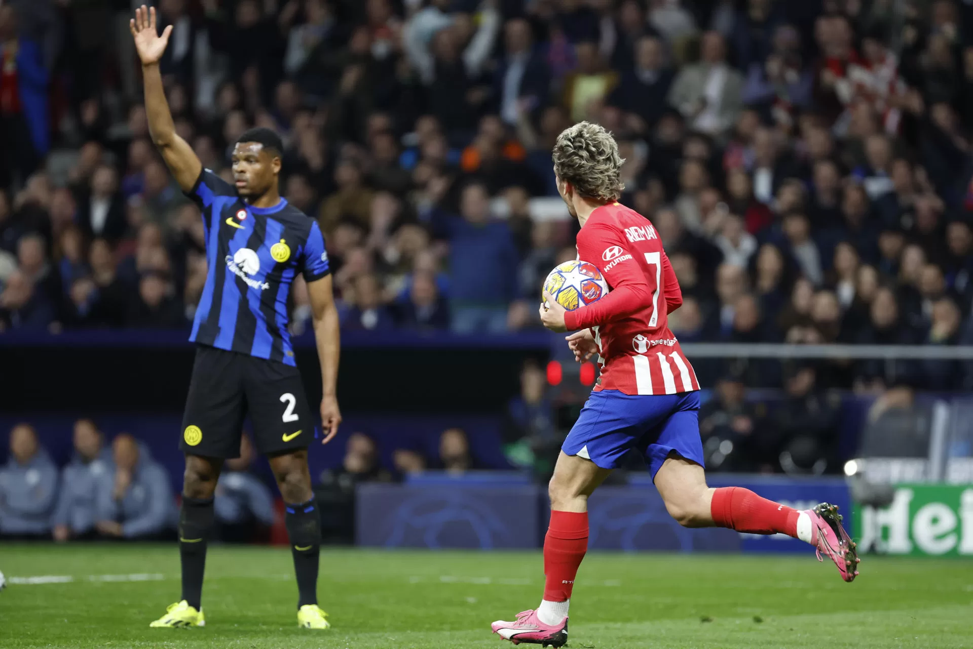 El delantero francés del Atlético de Madrid Antoine Griezmann (d) celebra su gol durante el partido de vuelta de los octavos de final de la Liga de Campeones en el estadio Metropolitano. EFE/Mariscal 