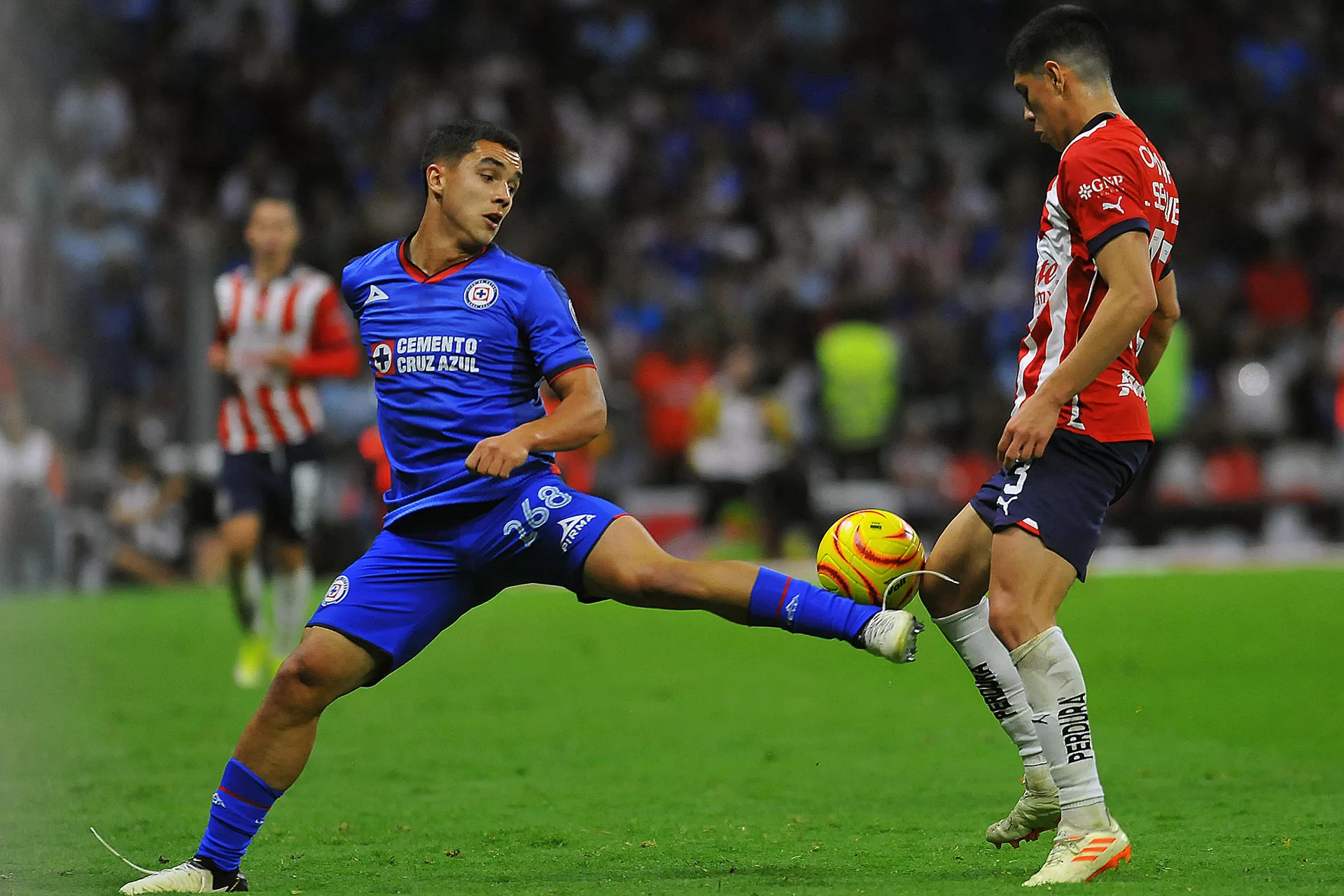 ALT Cruz Azul golea a Guadalajara y asciende al primer lugar en México