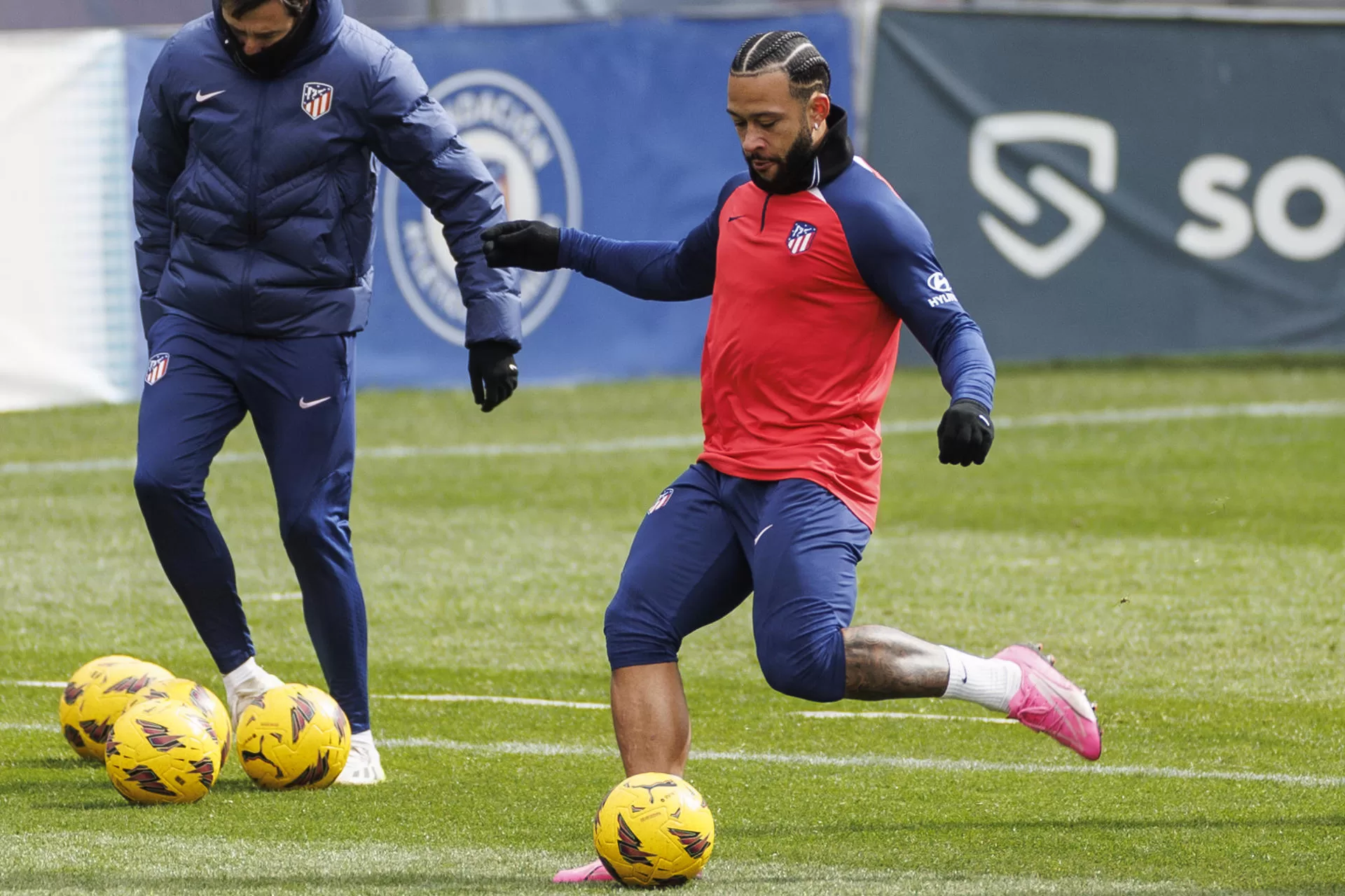 Memphis Depay, en el entrenamiento de este viernes. EFE/Rodrigo Jiménez