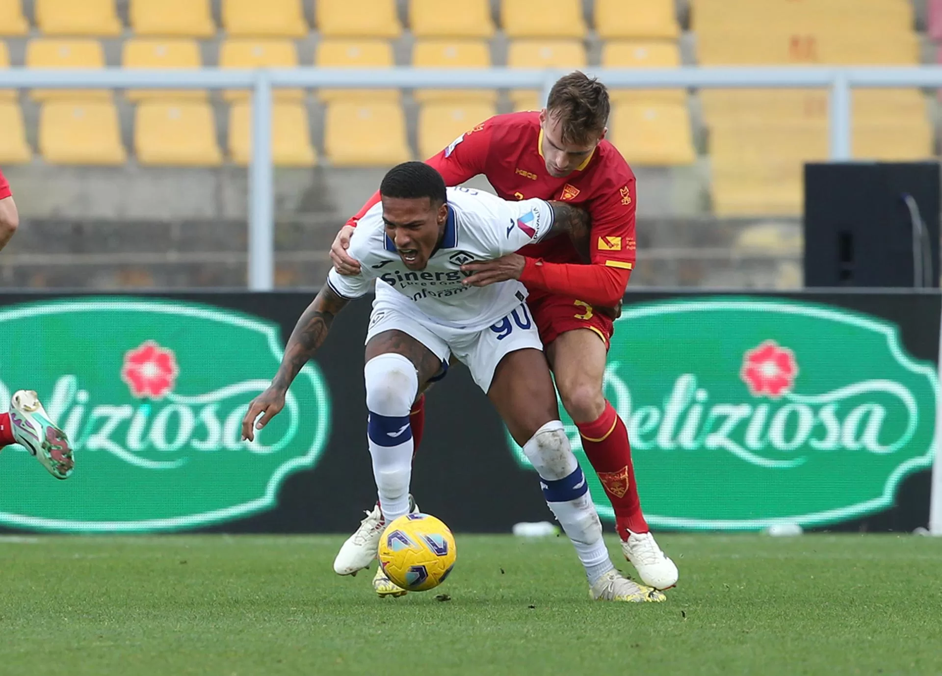 Marin Pongracic (d) del Lecce y Michael Folorunsho (i) del Verona en acción durante el partido de fútbol de la Serie A italiana Lecce-Verona FC en Lecce, Italia. EFE/EPA/ABBONDANZA SCURO LEZZI 