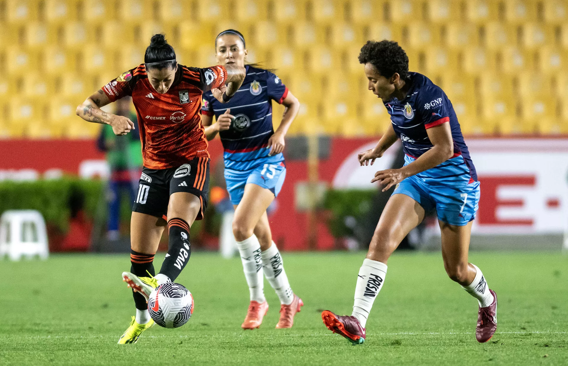 Alison Gonzalez (i) de Tigres femenil disputa el balón con Casandra Montero (d) de Chivas durante un partido correspondiente a la jornada 12 del Torneo Clausura 2024 de la Liga Femenil Mx celebrado este sábado en el estadio Universitario de la ciudad de Monterrey (México). EFE/Miguel Sierra 
