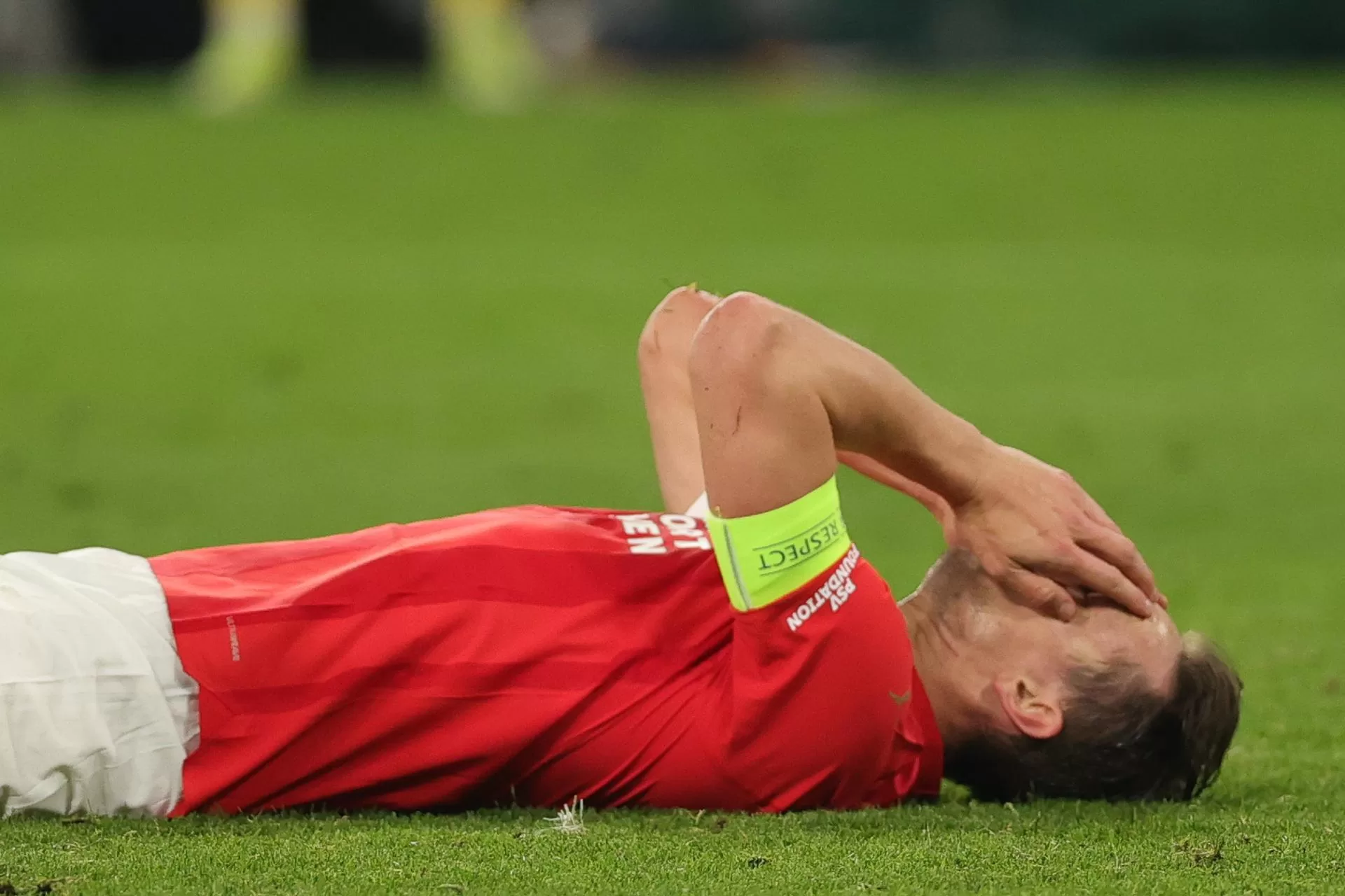 El delantero del PSV Eindhoven Luuk de Jong se lamenta durante el partido de la UEFA Champions que han jugado Borussia Dortmund y PSV Eindhoven, en Dortmund, Alemania. EFE/EPA/FRIEDEMANN VOGEL
