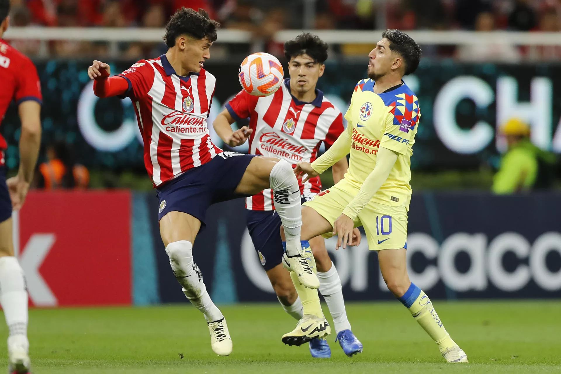 alt Ocho Suramericanos en clásico mexicano Chivas-America