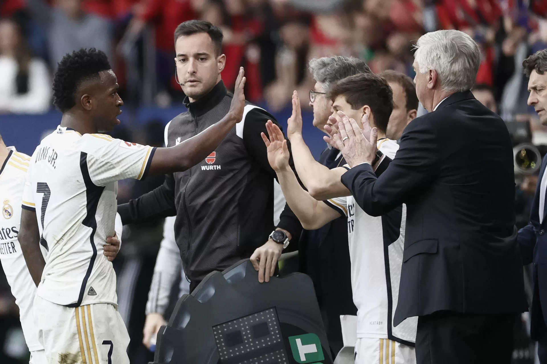 El delantero brasileño del Real Madrid Vinicius Jr es sustituido durante el partido de la LaLiga EA Sports entre Osasuna y Real Madrid este sábado en el estadio de El Sadar en Pamplona. EFE/ Jesús Diges