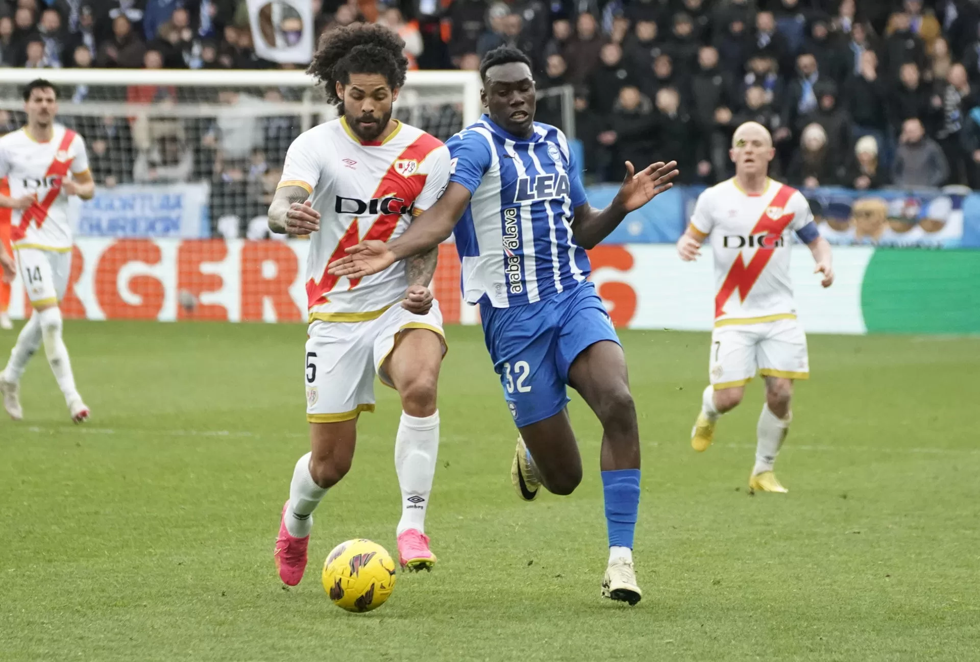 El jugador del Deportivo Alavés Samu (d) disputa el balón con Aridane, del Rayo Vallecano, durante su partido correspondiente a la jornada 28 de LaLiga celebrado en el estadio de Mendizorroza en Vitoria. EFE / L. Rico 