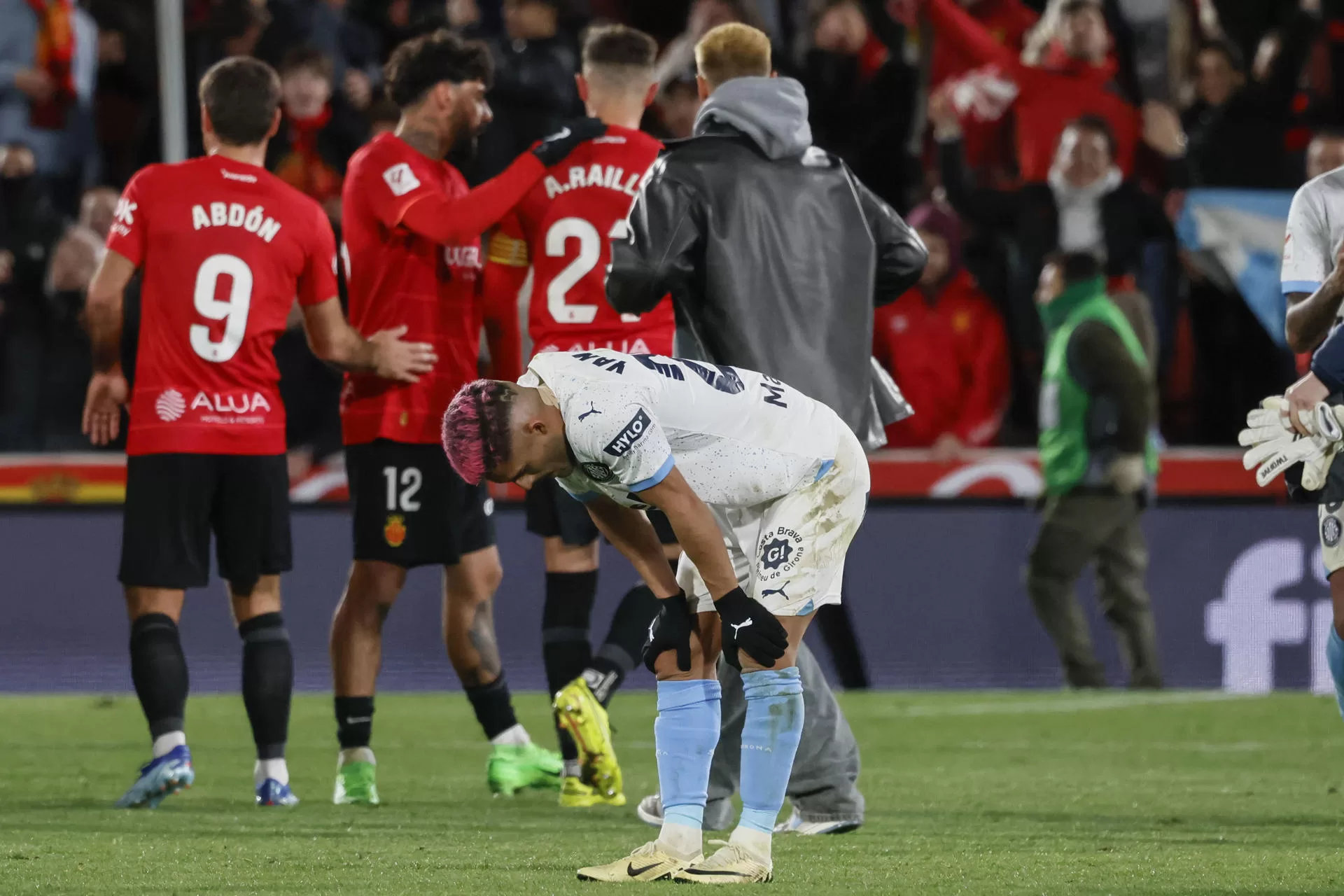 El defensa brasileño del Girona, Yan Couto, a la finalización del encuentro correspondiente a la jornada 27 de Primera División que Mallorca y Girona han disputado hoy Domingo en el estadio de Son Moix, en la capital balear. EFE / CATI CLADERA.