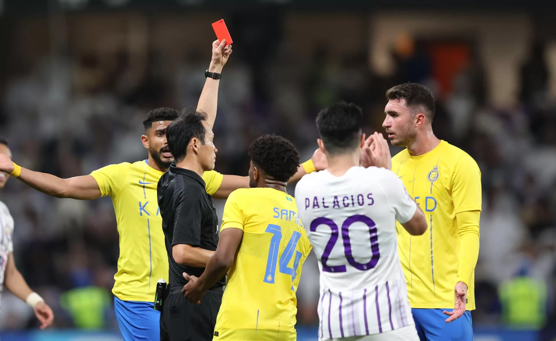 El defensa Aymeric Laporte (d) , del Al-Nassr, es expulsado durante el partido de cuartos de final de la Cahmpions asiática que han jugado Al Ain y Al-Nassr en Al Ain, Emiratos Árabes Unidos. EFE/EPA/ALI HAIDER 