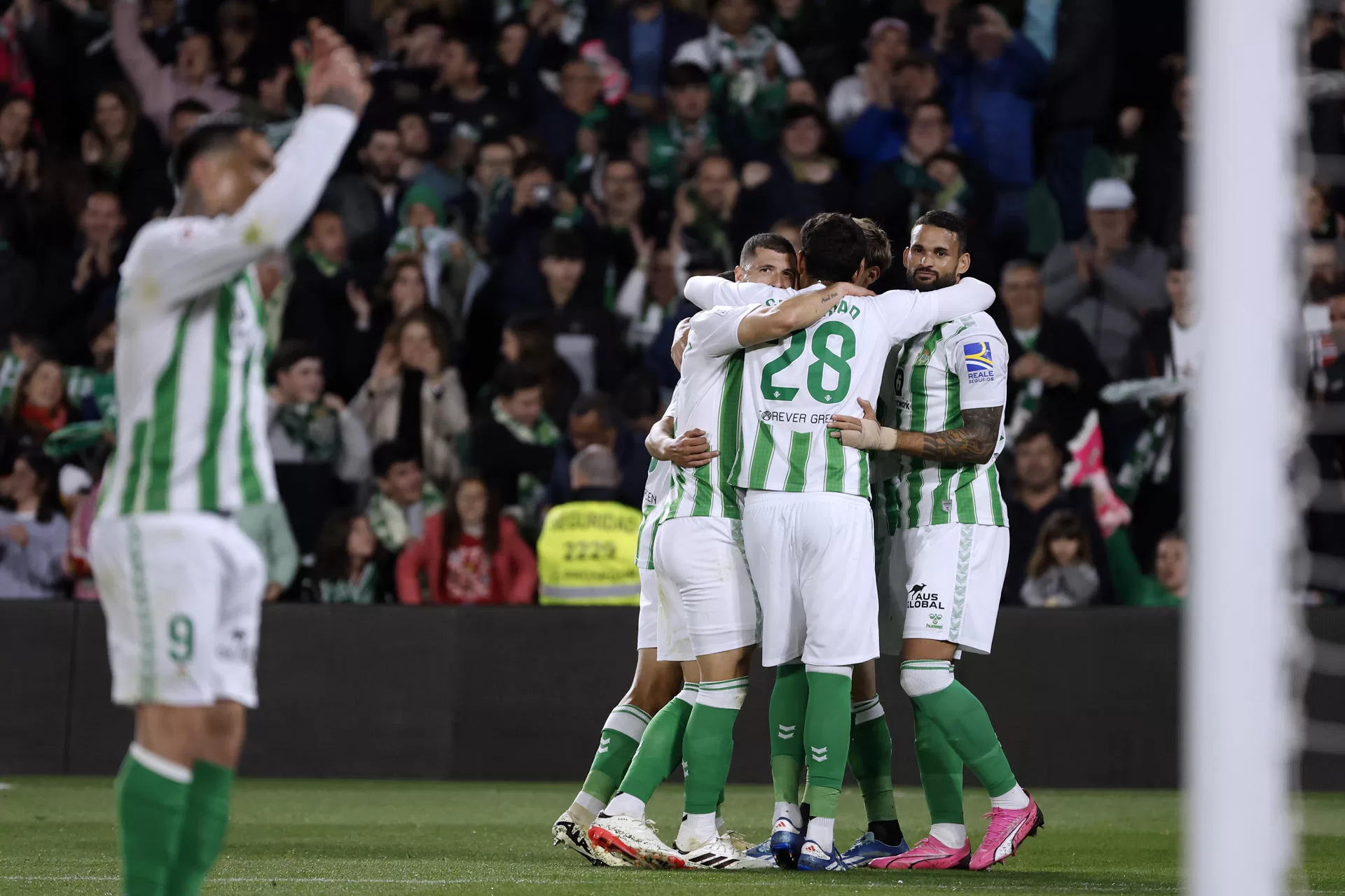 El centrocampista argentino Guido Rodríguez (c-i), del Real Betis, junto a su compañeros tras marcar el 1-0 al Villarreal, durante el partido de la Jornada 28 de LaLiga EA Sports en el estadio Benito Villamarín. EFE/ Julio Muñoz 