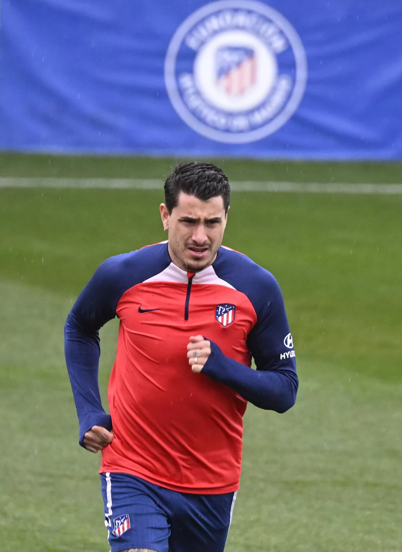 Giménez, al margen del grupo en el entrenamiento de este sábado. EFE/Víctor Lerena.